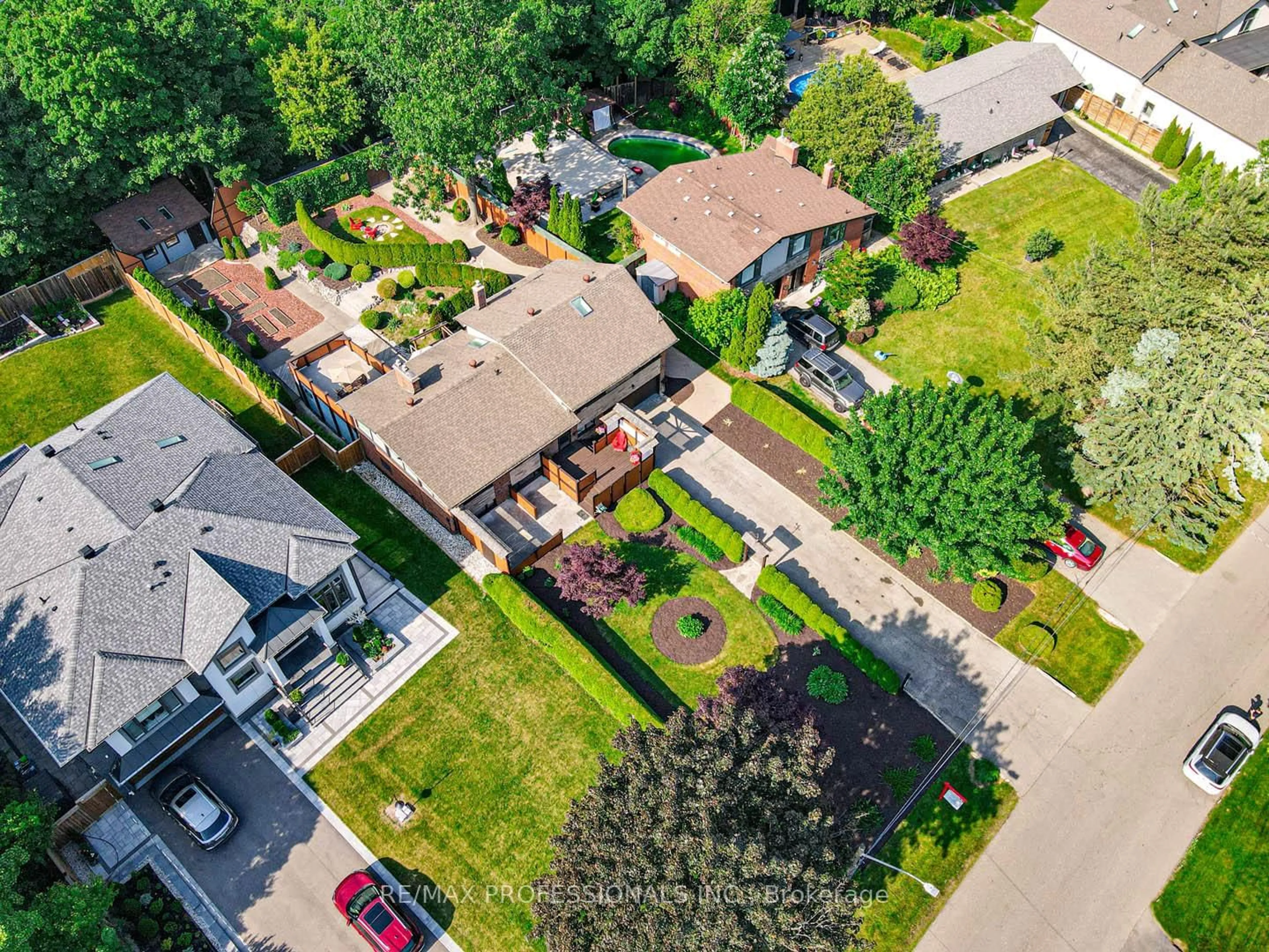 A pic from outside/outdoor area/front of a property/back of a property/a pic from drone, street for 1746 Lincolnshire Blvd, Mississauga Ontario L5E 2S7