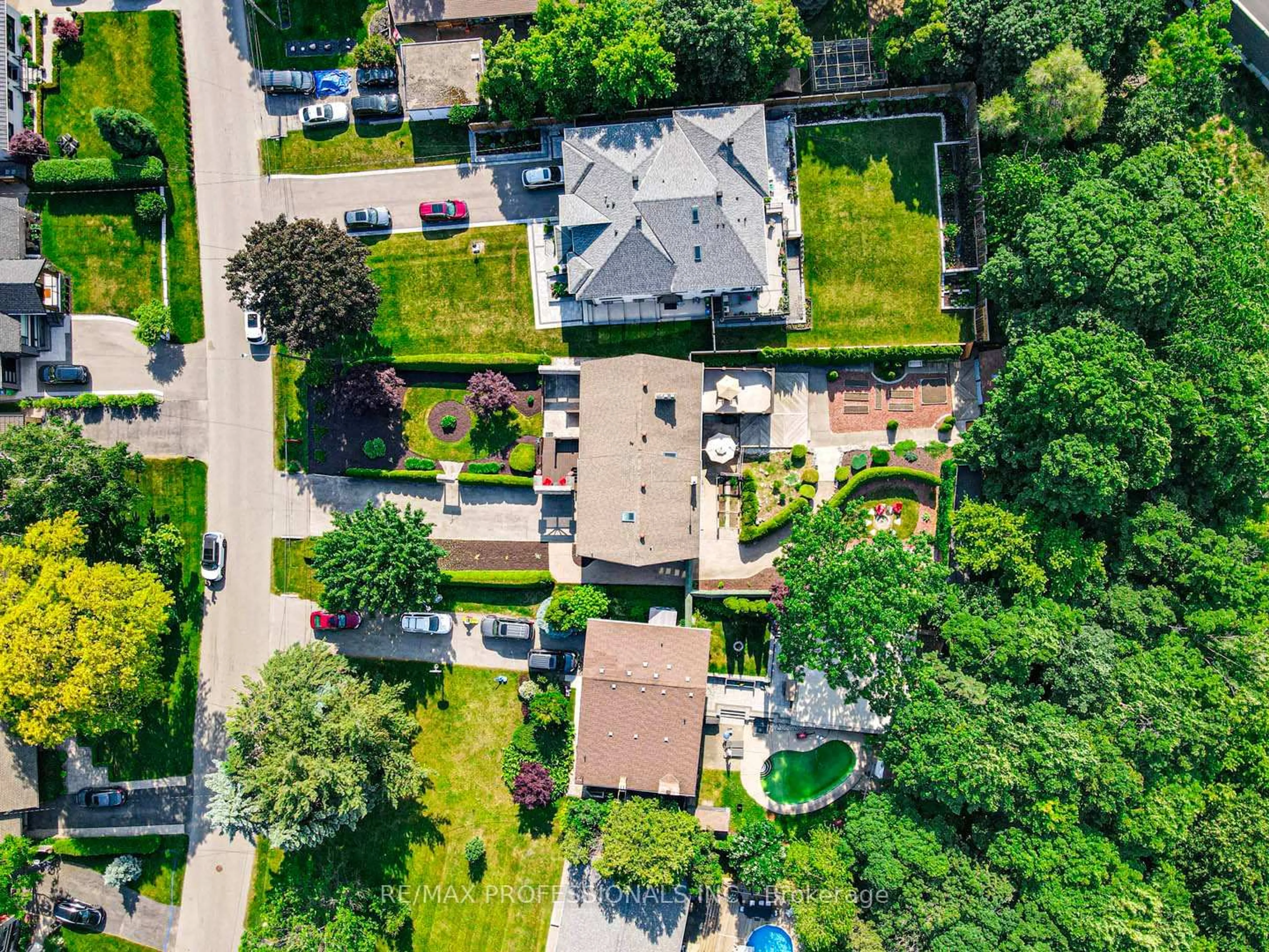 A pic from outside/outdoor area/front of a property/back of a property/a pic from drone, street for 1746 Lincolnshire Blvd, Mississauga Ontario L5E 2S7