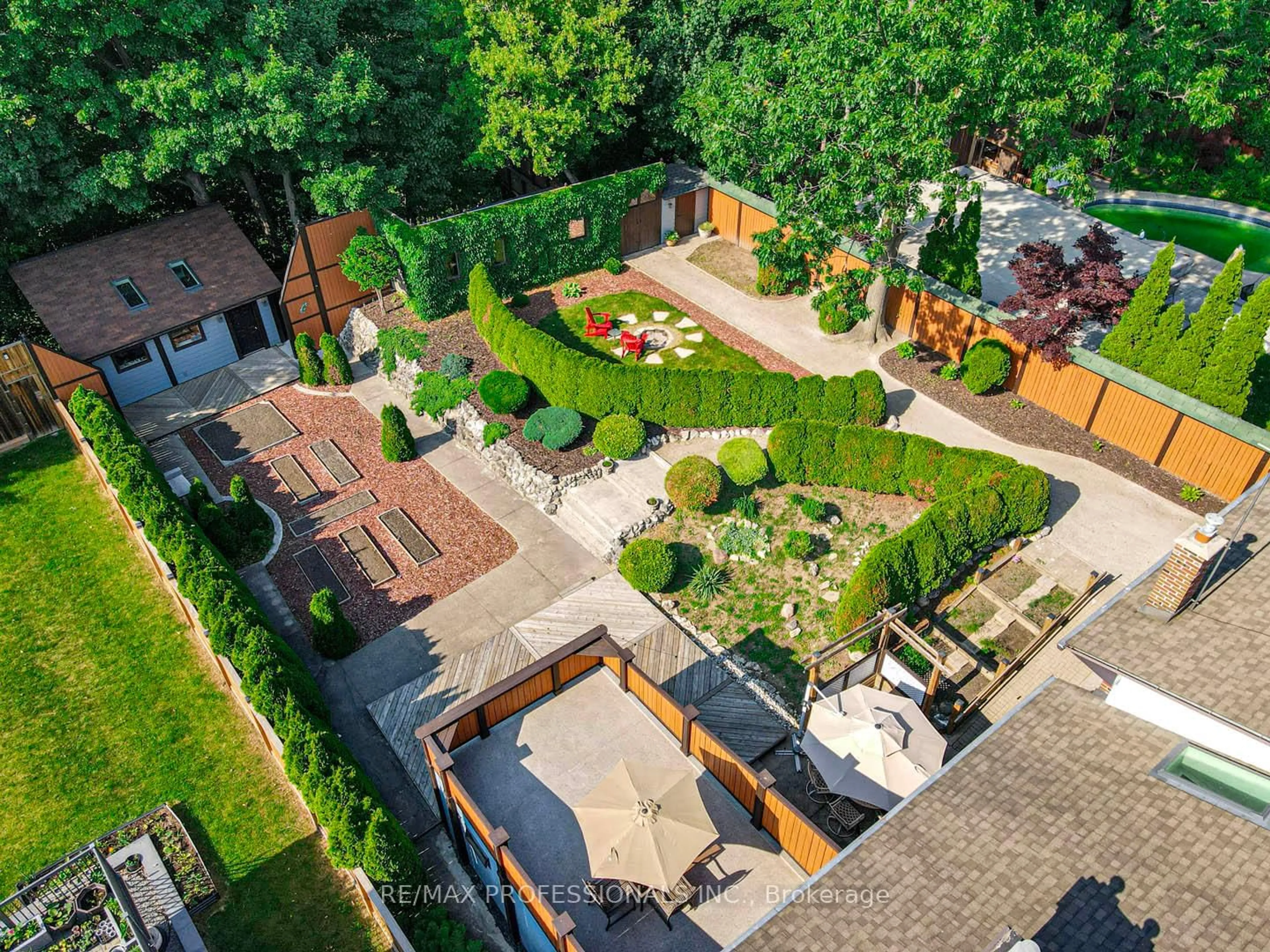A pic from outside/outdoor area/front of a property/back of a property/a pic from drone, street for 1746 Lincolnshire Blvd, Mississauga Ontario L5E 2S7