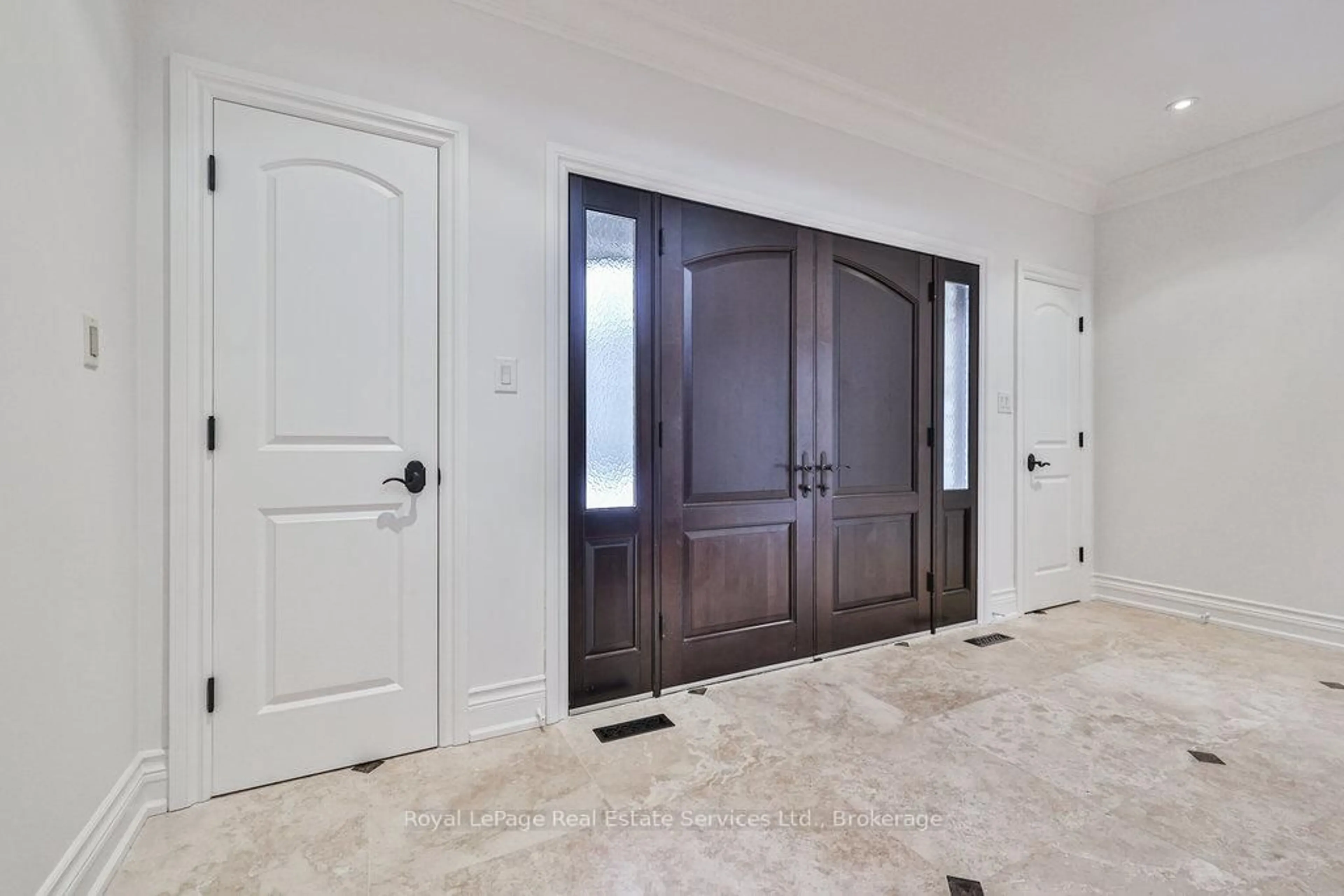 Indoor entryway for 24 Raymar Pl, Oakville Ontario L6J 6M1