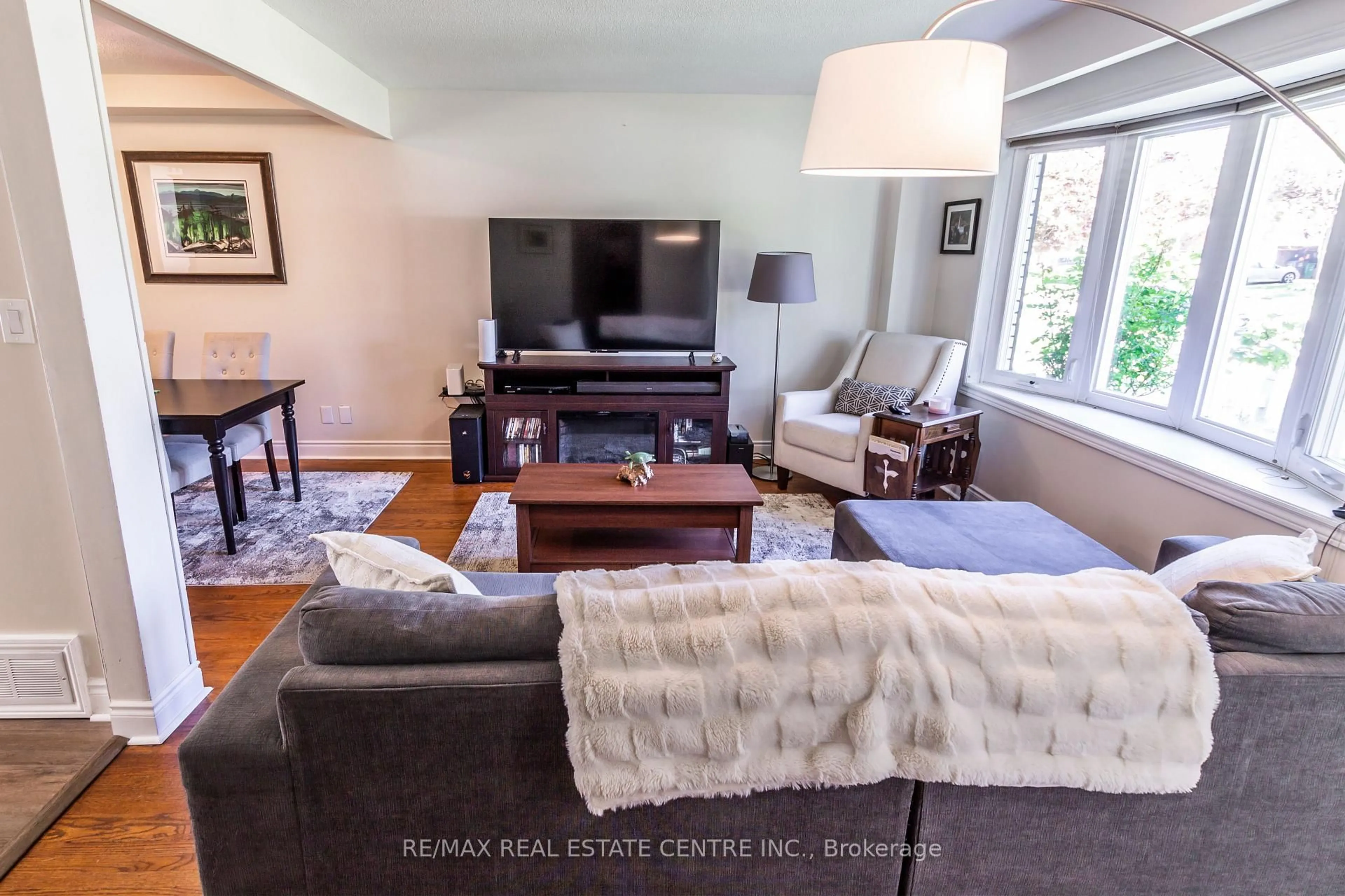 Living room with furniture, unknown for 1174 Fairdale Dr, Mississauga Ontario L5C 1K4
