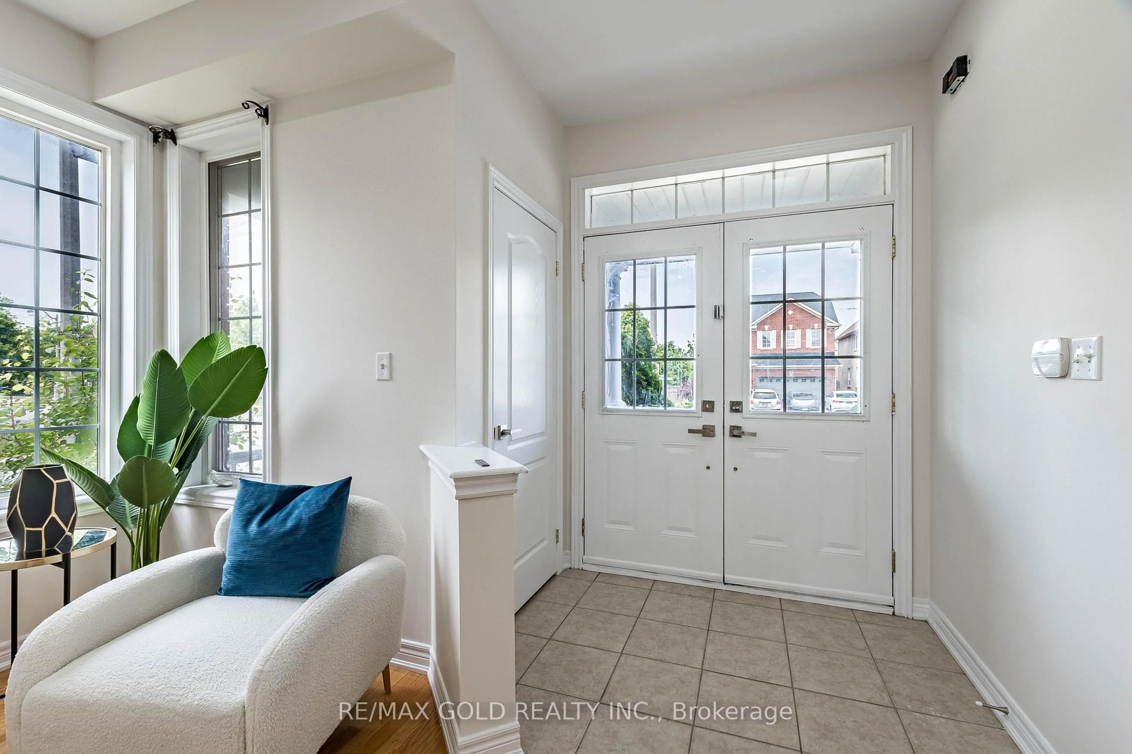 Indoor entryway for 434 Sunny Meadow Blvd, Brampton Ontario L6R 0N8