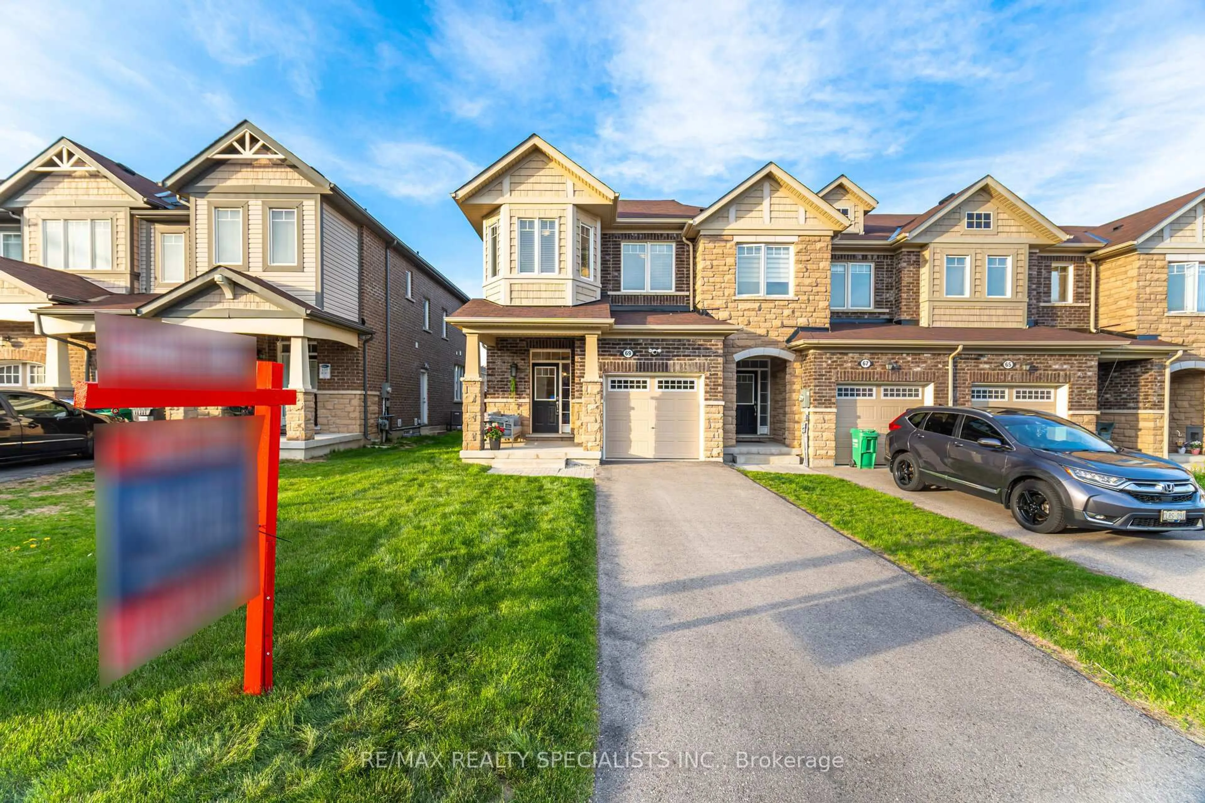 A pic from outside/outdoor area/front of a property/back of a property/a pic from drone, street for 69 Phyllis Dr, Caledon Ontario L7C 4E2