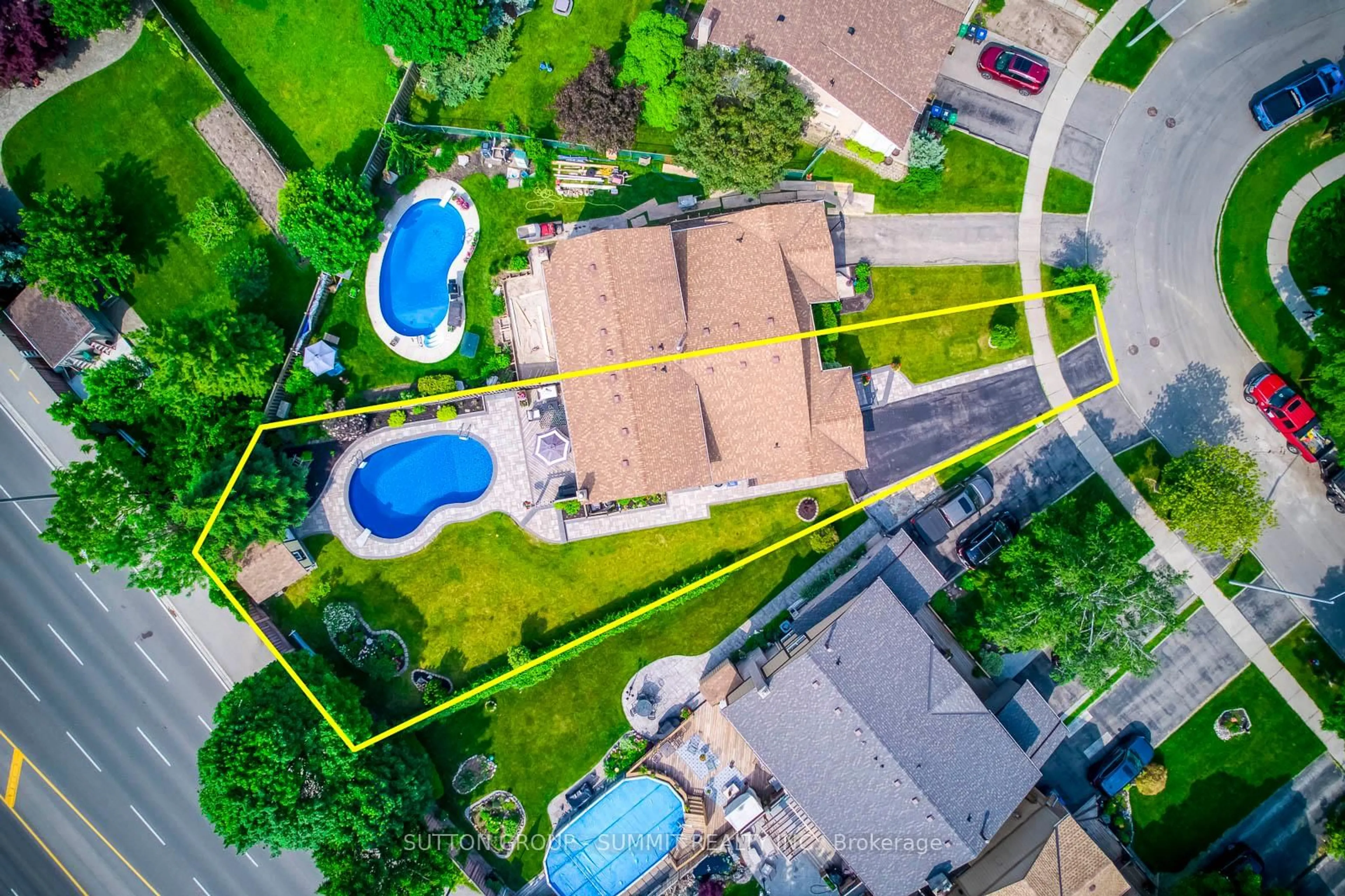 A pic from outside/outdoor area/front of a property/back of a property/a pic from drone, street for 2840 BUCKLEPOST Cres, Mississauga Ontario L5N 1X5