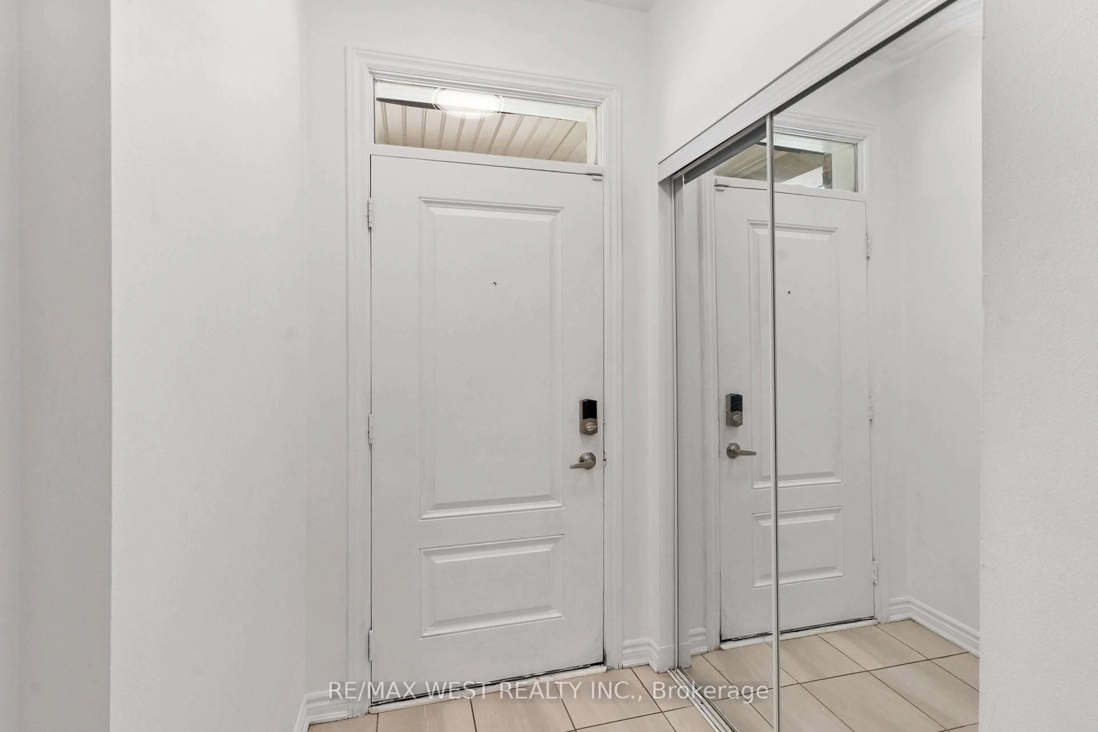 Indoor entryway for 50 Edinburgh Dr #72, Brampton Ontario L6Y 1N9