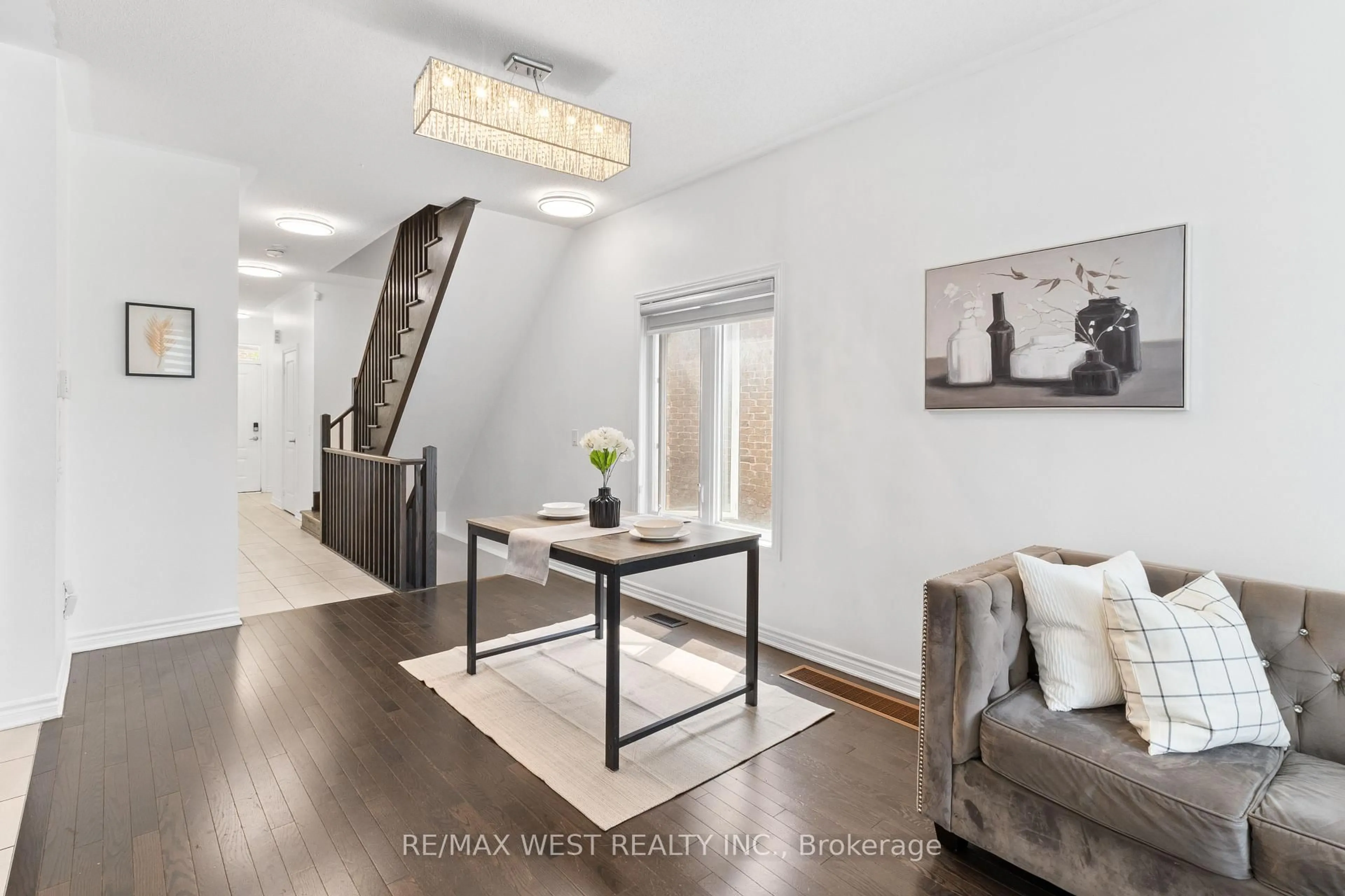 Indoor entryway for 50 Edinburgh Dr #72, Brampton Ontario L6Y 1N9