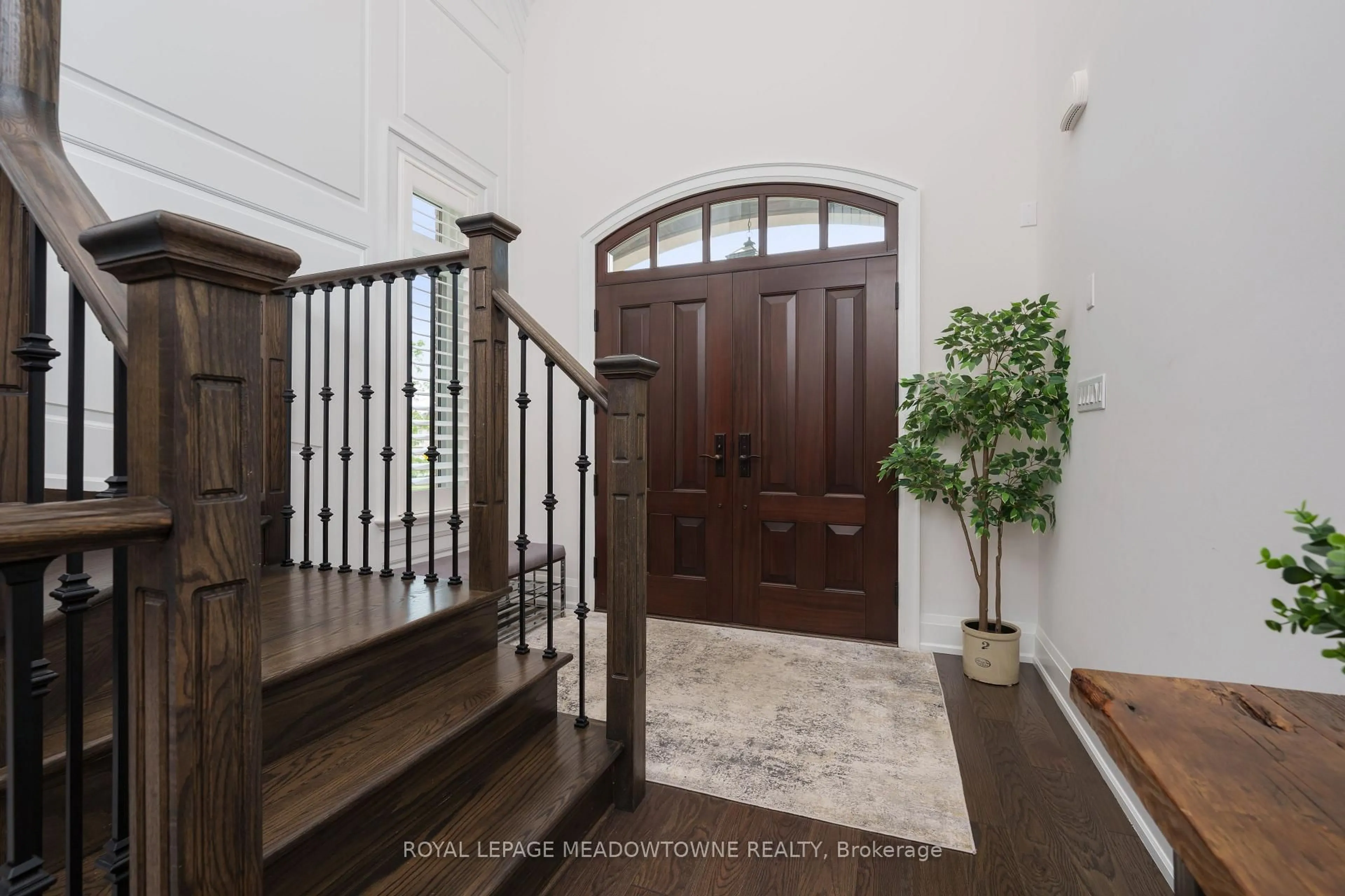 Indoor entryway for 16 Foxtail Crt, Halton Hills Ontario L7G 0J6