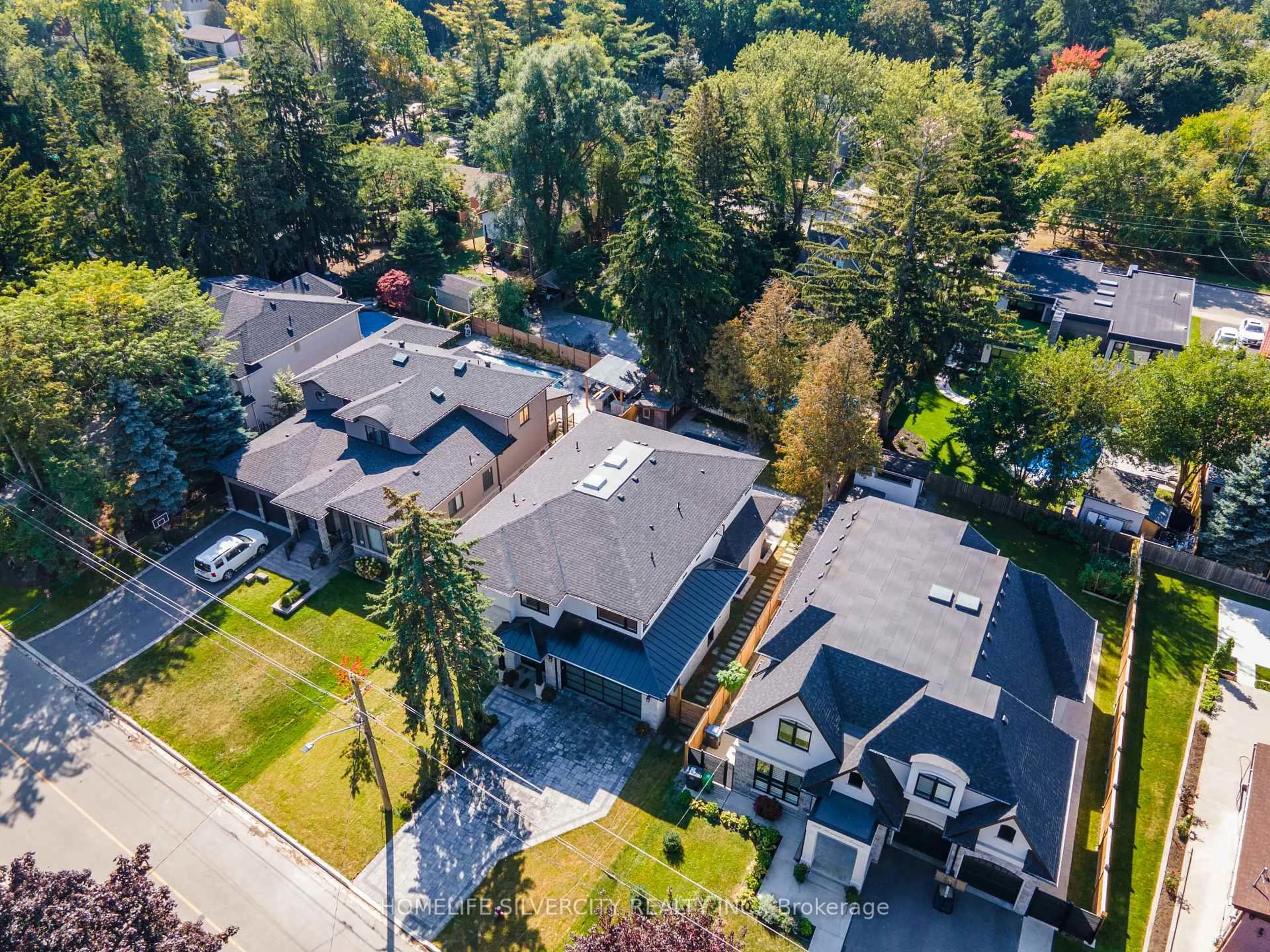 A pic from outside/outdoor area/front of a property/back of a property/a pic from drone, street for 1610 Kenmuir Ave, Mississauga Ontario L5G 4B5