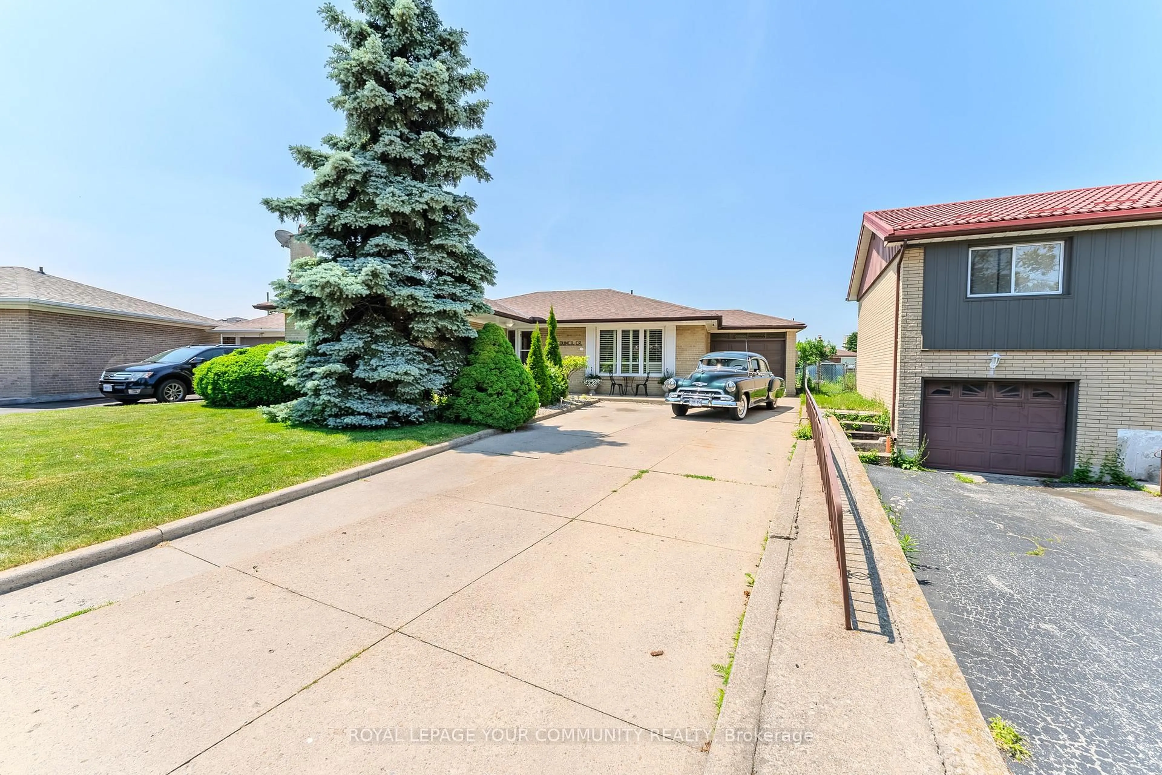 A pic from outside/outdoor area/front of a property/back of a property/a pic from drone, street for 50 Council Cres, Toronto Ontario M3J 1J6