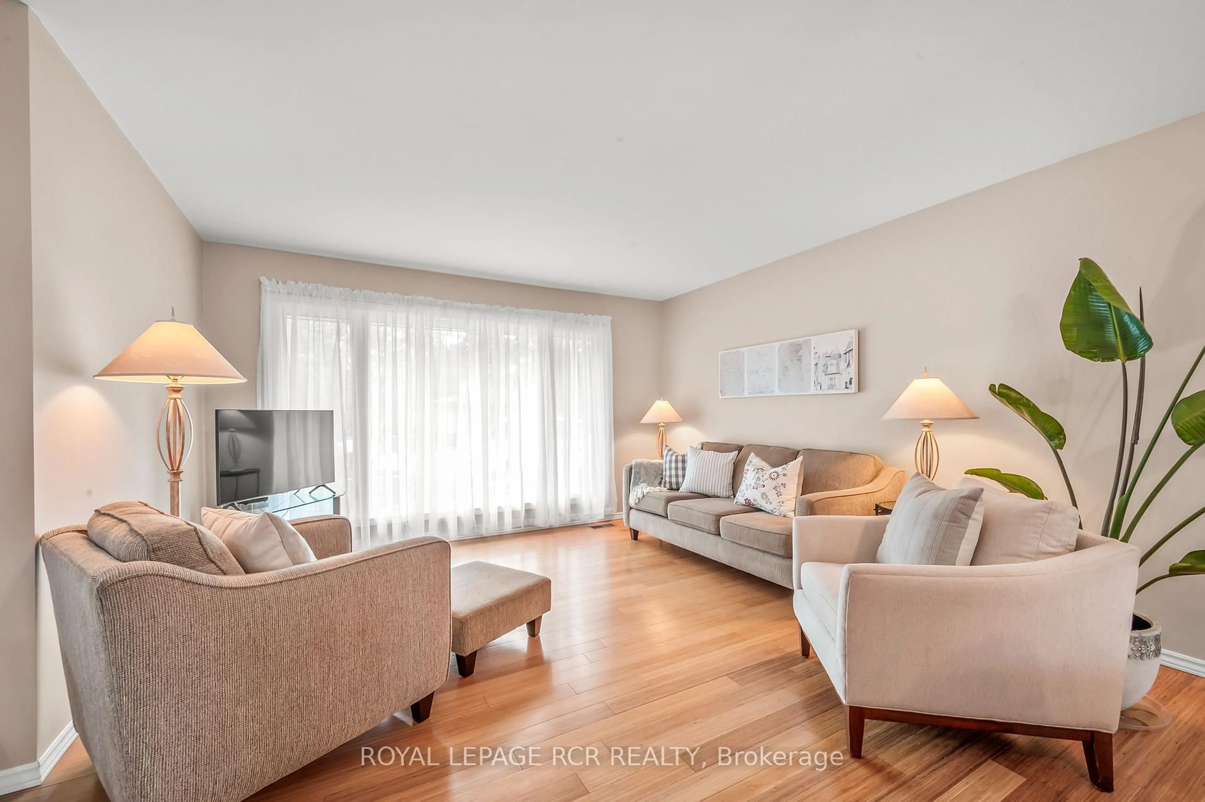 Living room with furniture, wood/laminate floor for 131 Church St, Orangeville Ontario L9W 1P3