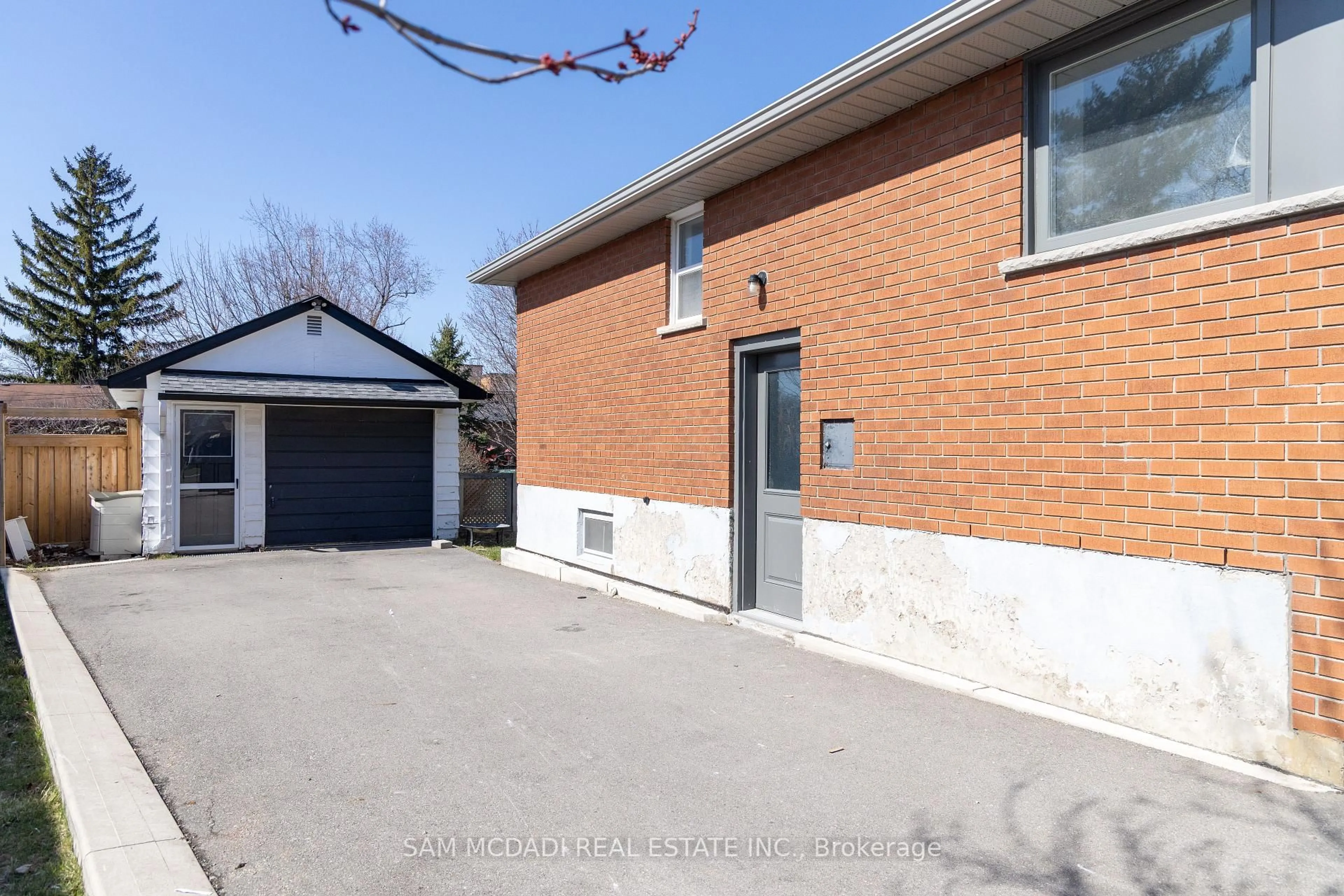 A pic from outside/outdoor area/front of a property/back of a property/a pic from drone, street for 1498 Fisher Ave, Burlington Ontario L7P 2L8