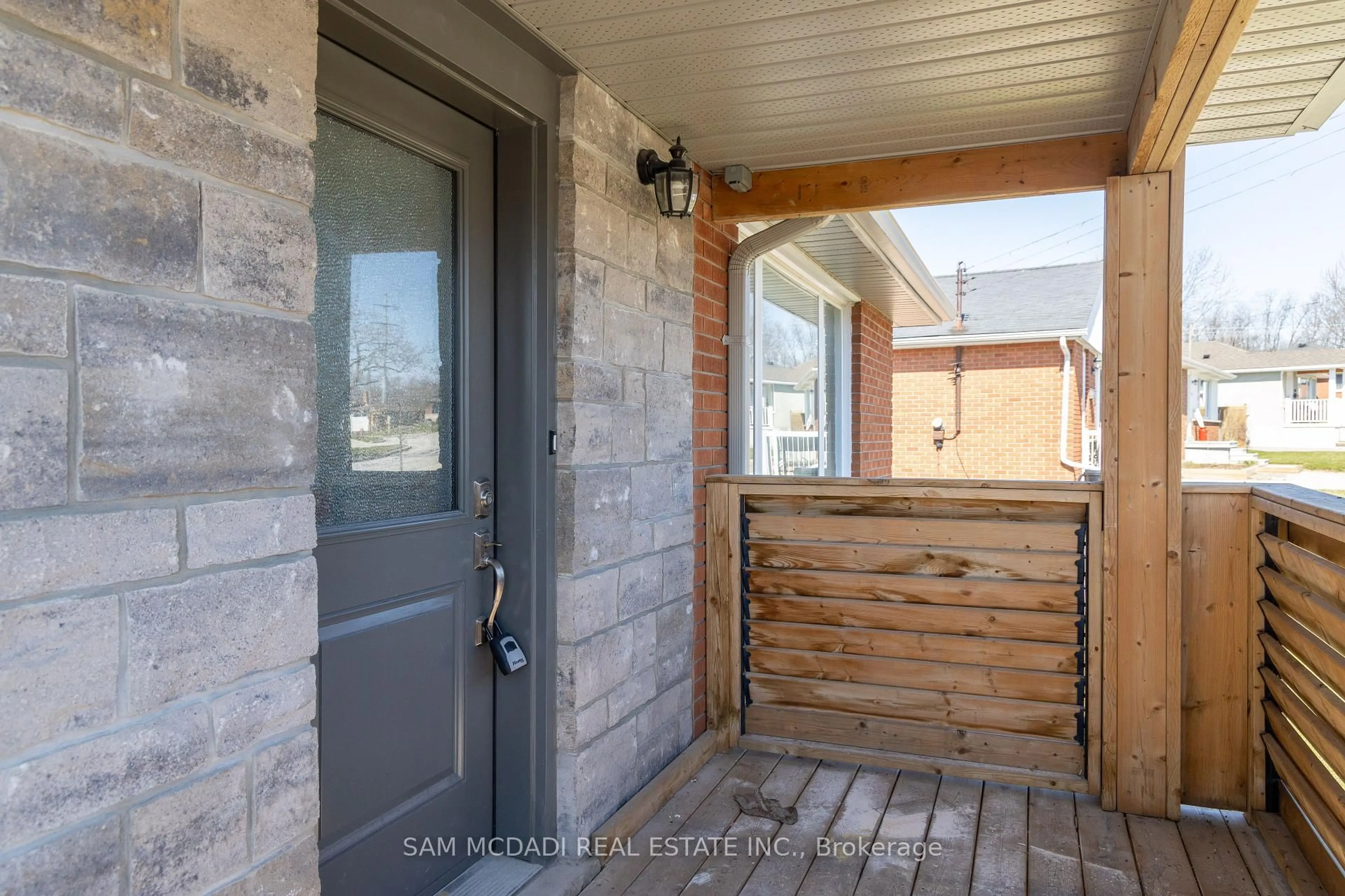 Indoor entryway for 1498 Fisher Ave, Burlington Ontario L7P 2L8
