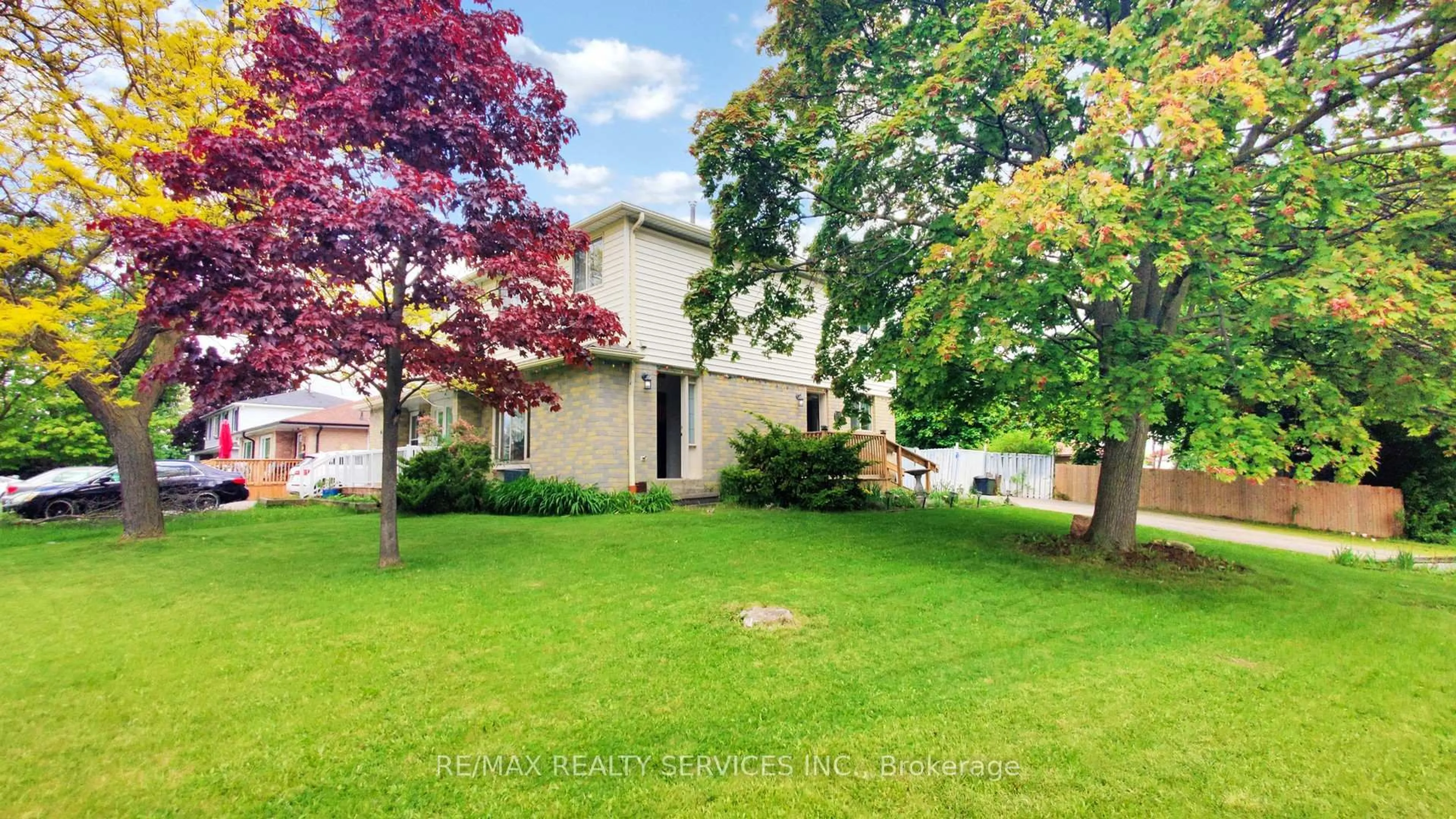 A pic from outside/outdoor area/front of a property/back of a property/a pic from drone, street for 29 Gulliver Cres, Brampton Ontario L6S 1T1