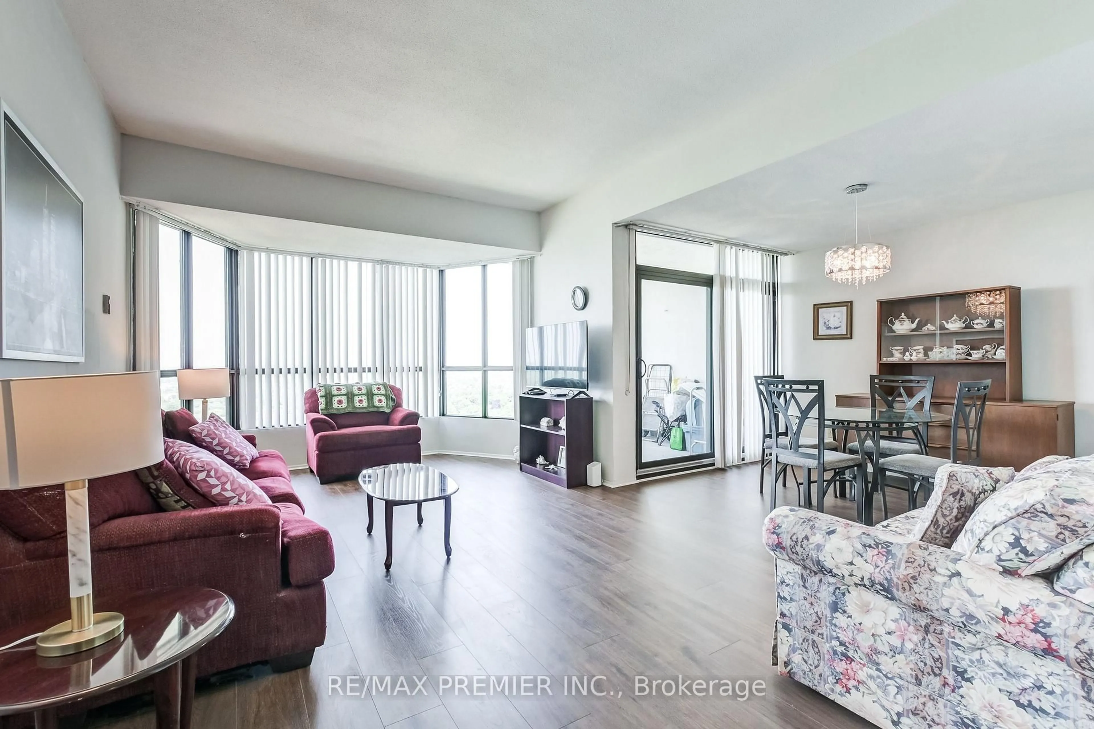 Living room with furniture, wood/laminate floor for 1333 Bloor St #2508, Mississauga Ontario L4Y 3T6