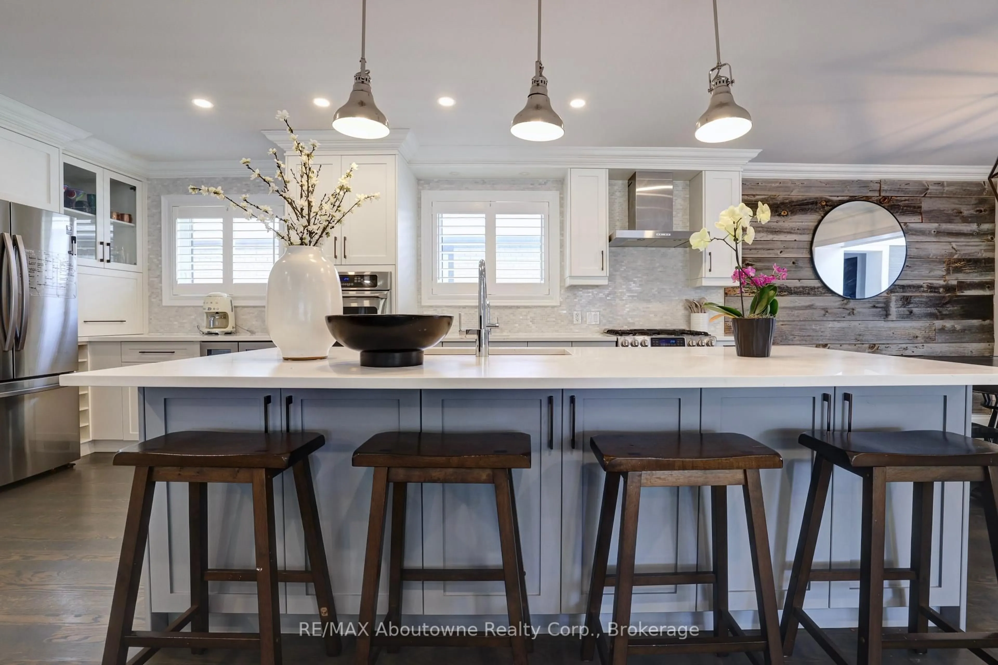 Contemporary kitchen, unknown for 1913 Steepbank Cres, Mississauga Ontario L4X 1T9