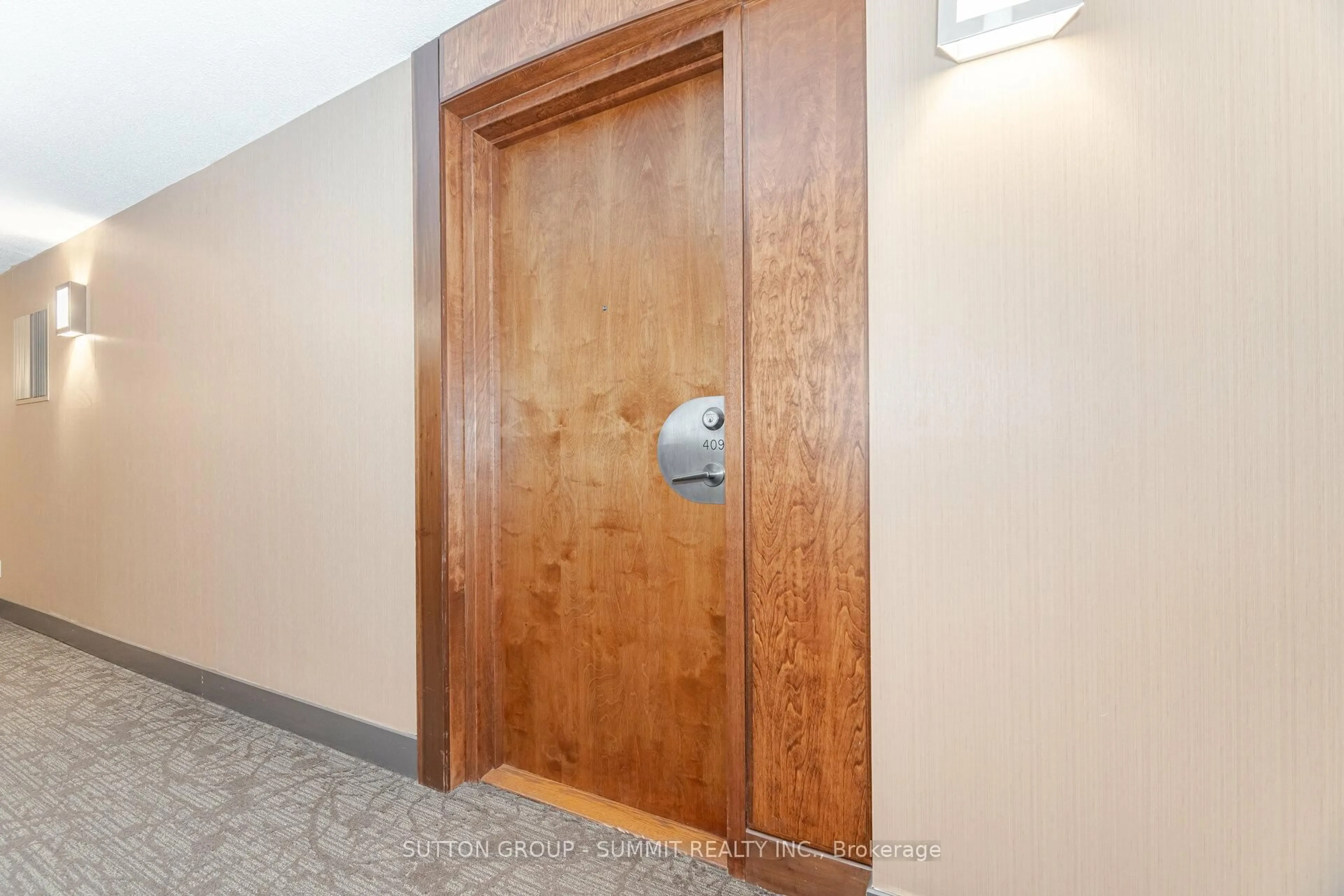 Indoor foyer for 3880 Duke Of York Blvd #409, Mississauga Ontario L5B 4M7