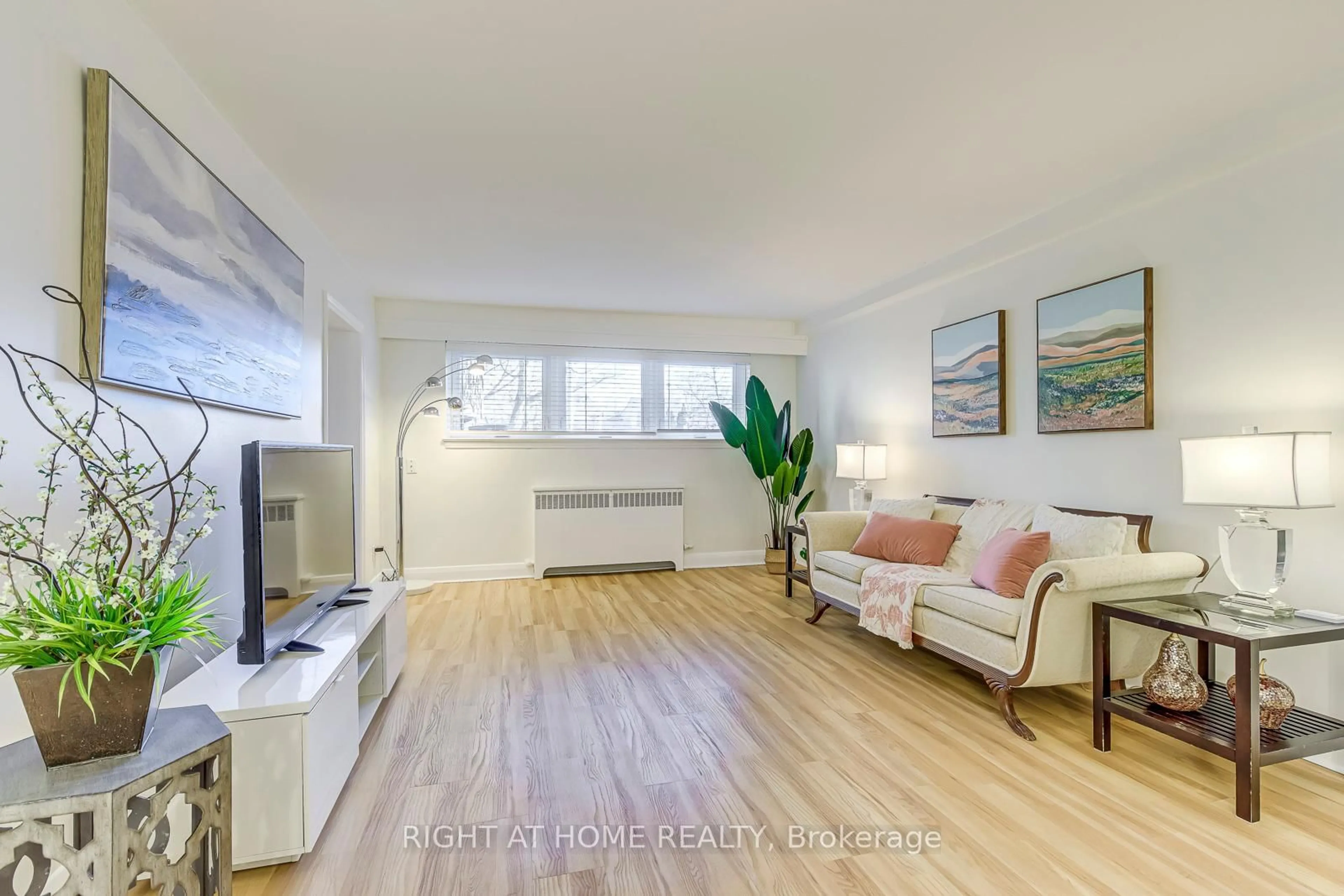 Living room with furniture, wood/laminate floor for 288 Reynolds St #1, Oakville Ontario L6J 3L4