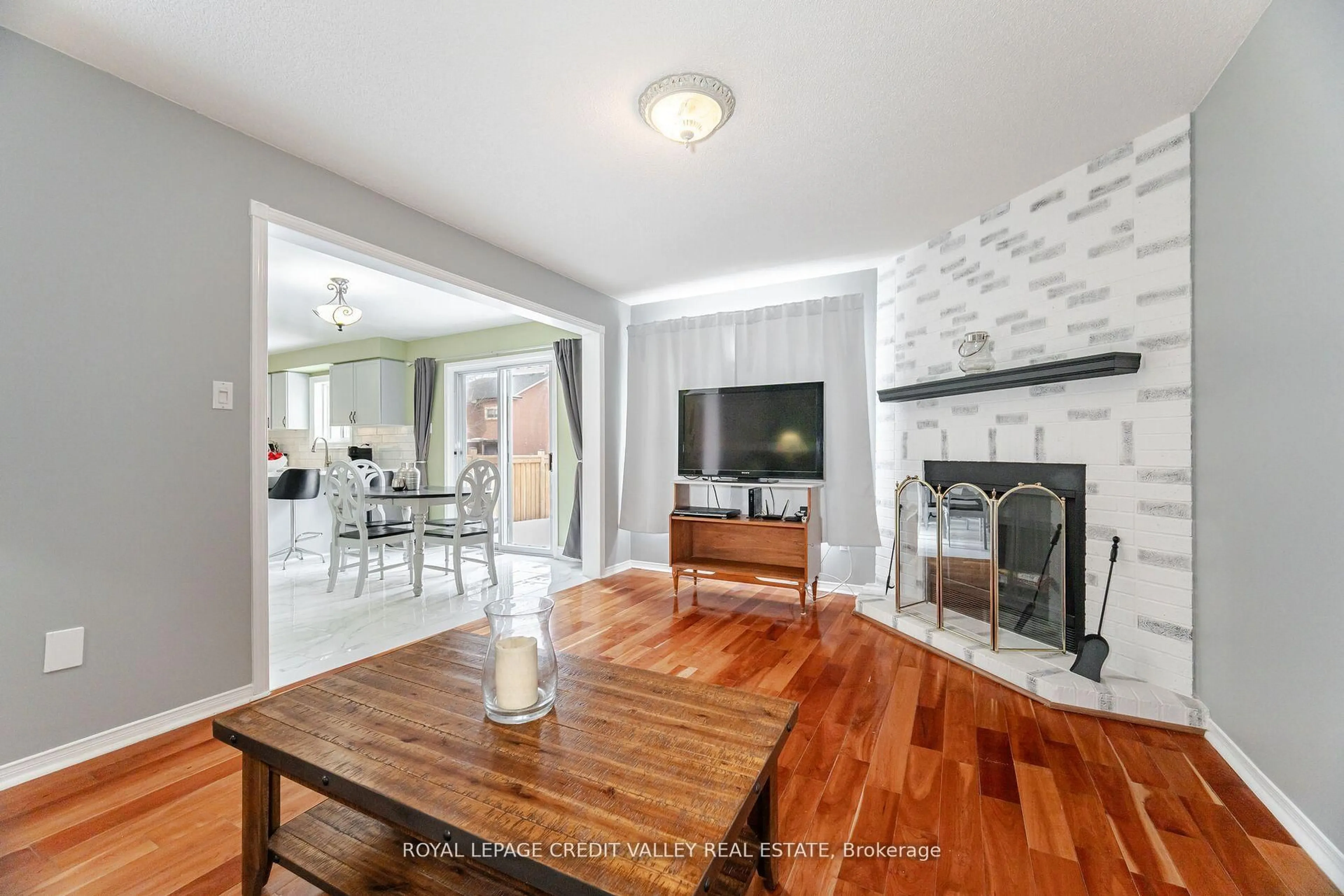 Living room with furniture, unknown for 8 Livingston Dr, Caledon Ontario L7C 1A7