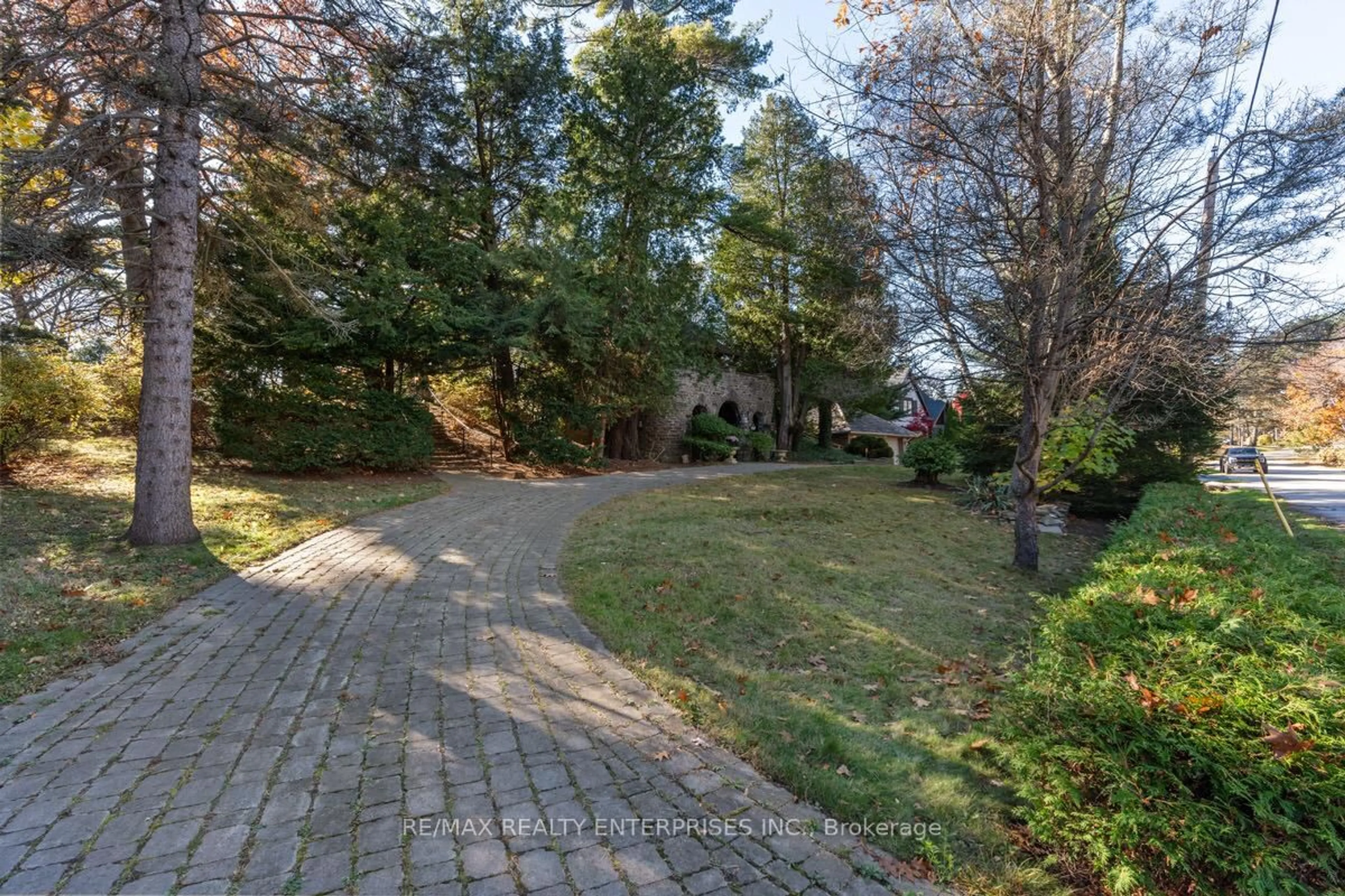 Patio, street for 1520 Pinetree Cres, Mississauga Ontario L5G 2S8