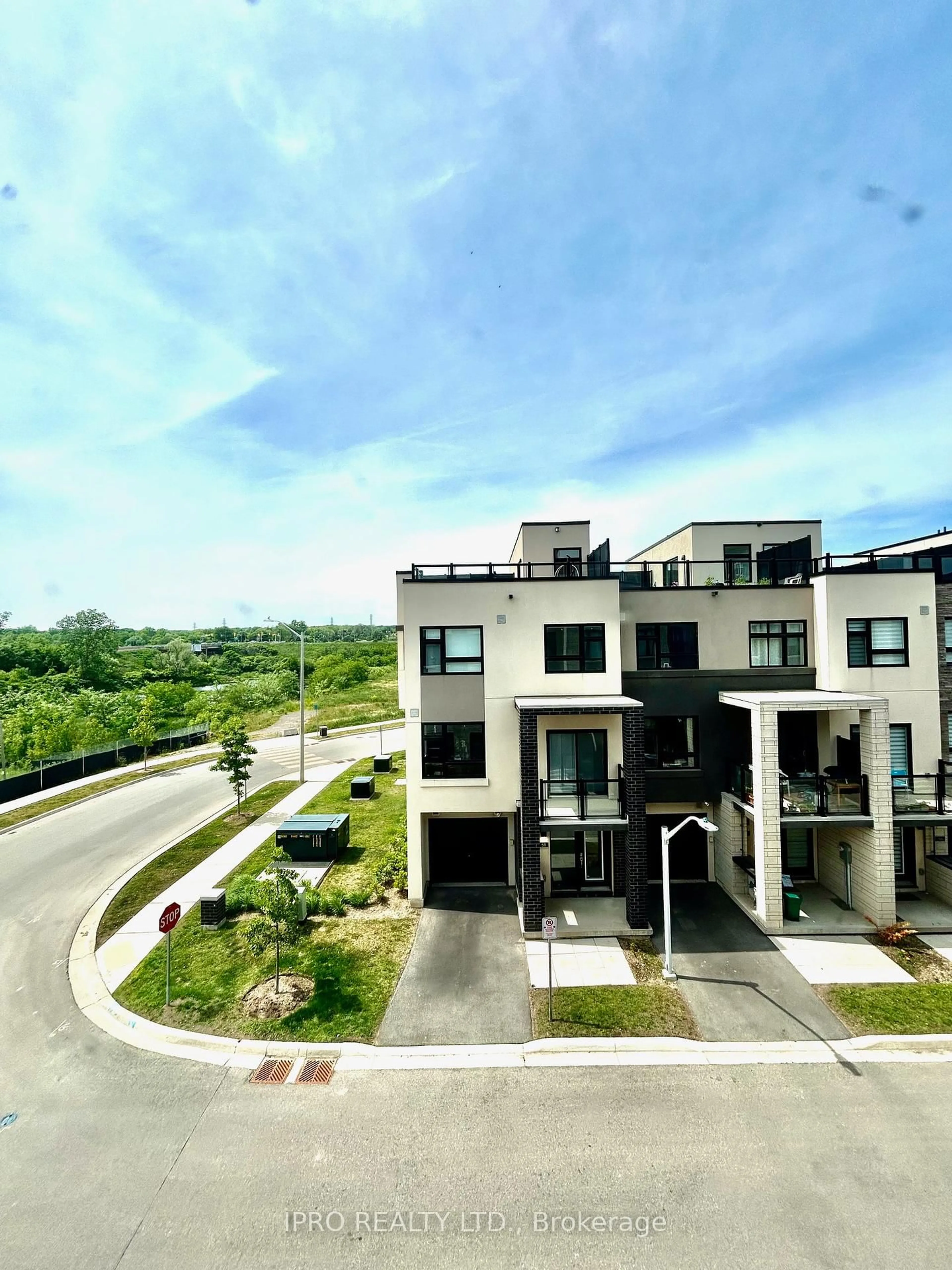 A pic from outside/outdoor area/front of a property/back of a property/a pic from drone, unknown for 1095 Cooke Blvd #41, Burlington Ontario L7T 0C4