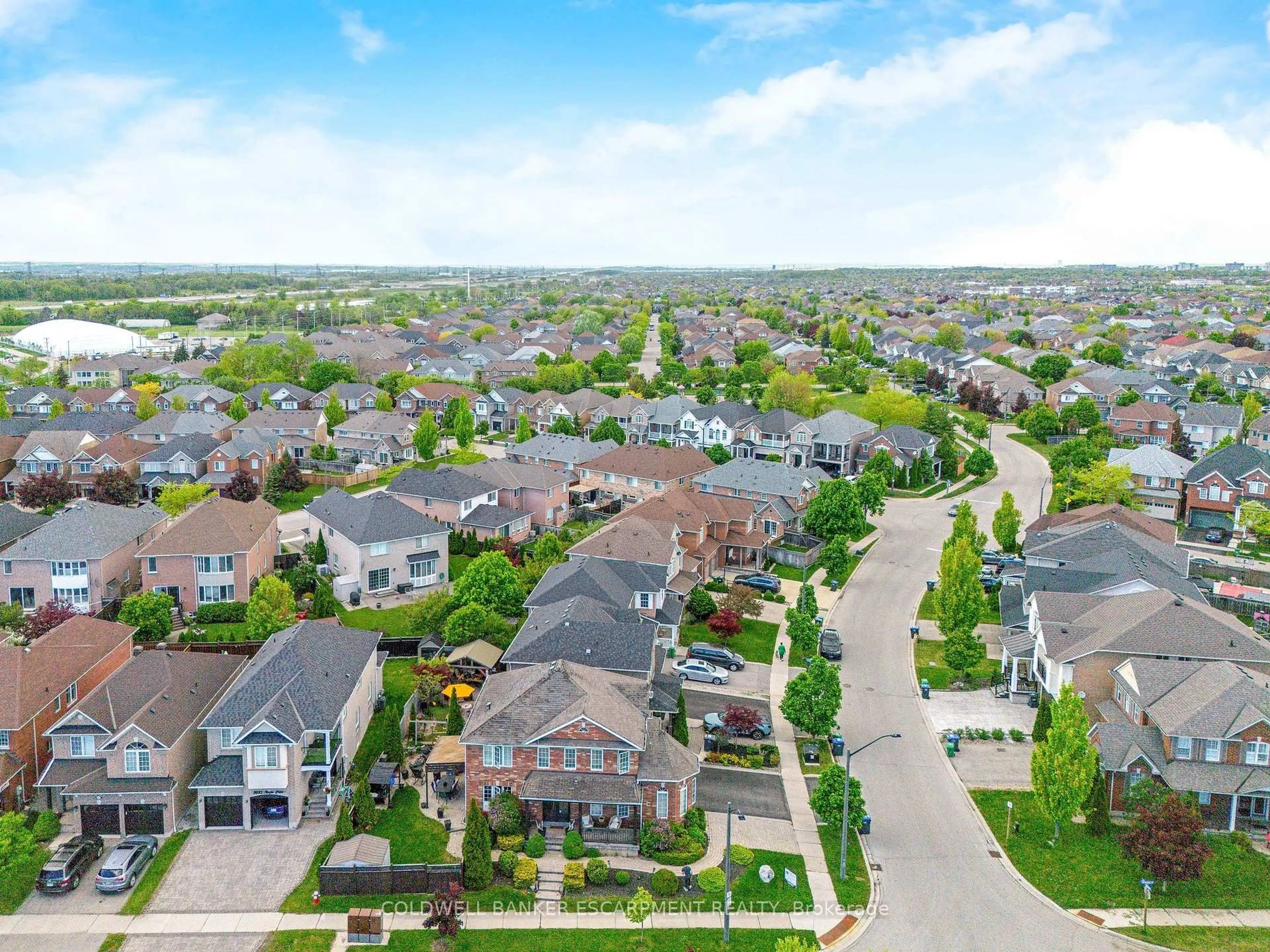 A pic from outside/outdoor area/front of a property/back of a property/a pic from drone, street for 3927 Mayla Dr, Mississauga Ontario L5M 7Y9