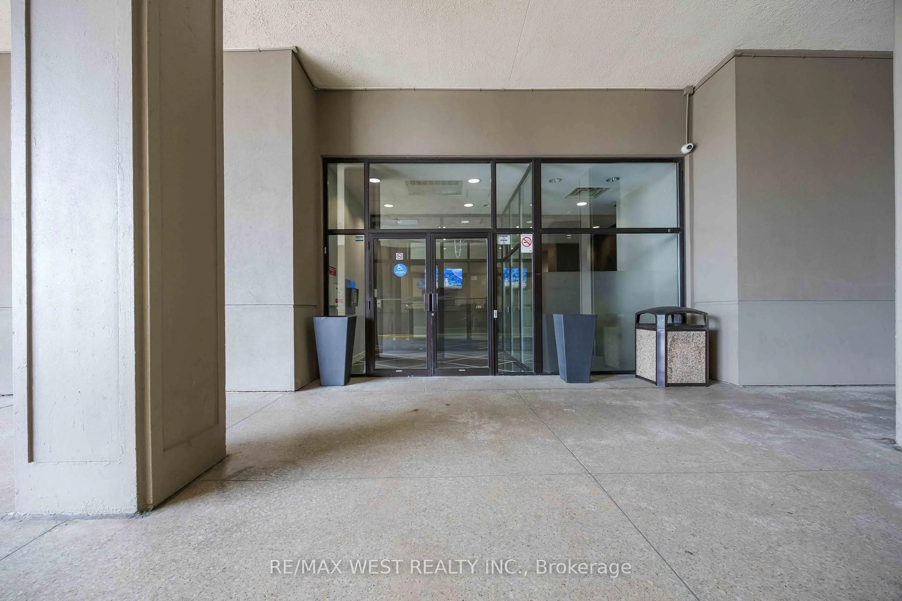 Indoor foyer for 2737 Keele St #529, Toronto Ontario M3M 2E9