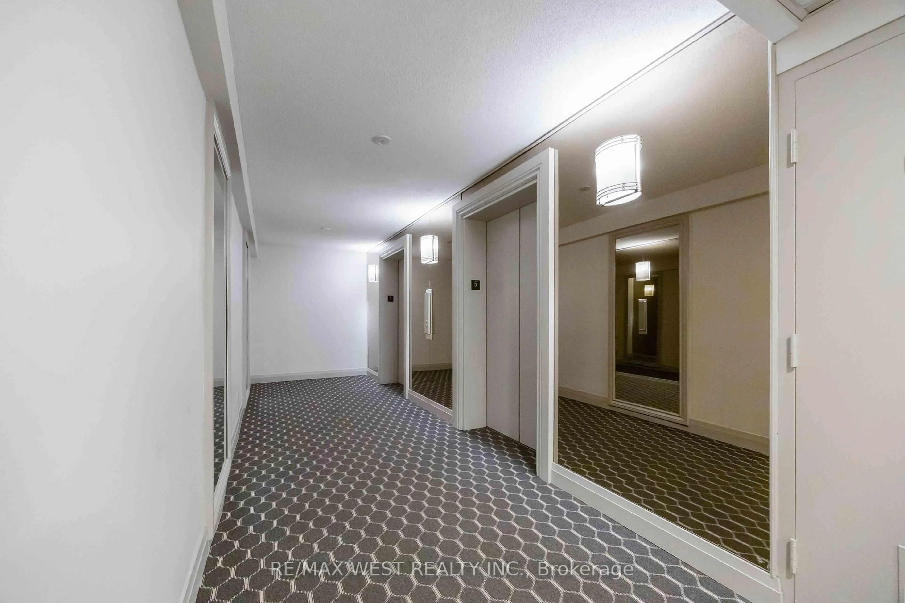 Indoor foyer for 2737 Keele St #529, Toronto Ontario M3M 2E9
