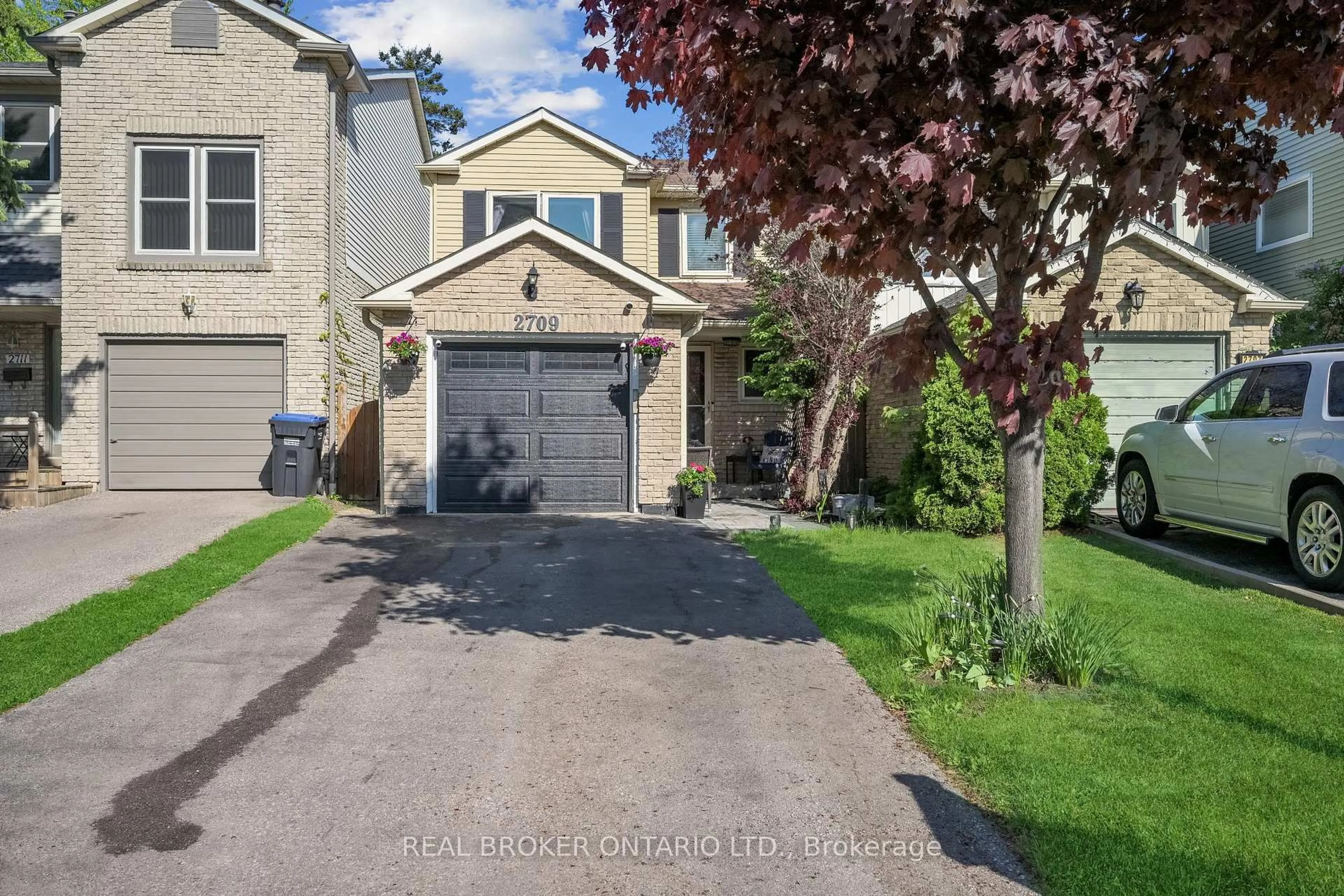 A pic from outside/outdoor area/front of a property/back of a property/a pic from drone, street for 2709 Romark Mews, Mississauga Ontario L5L 2Z4
