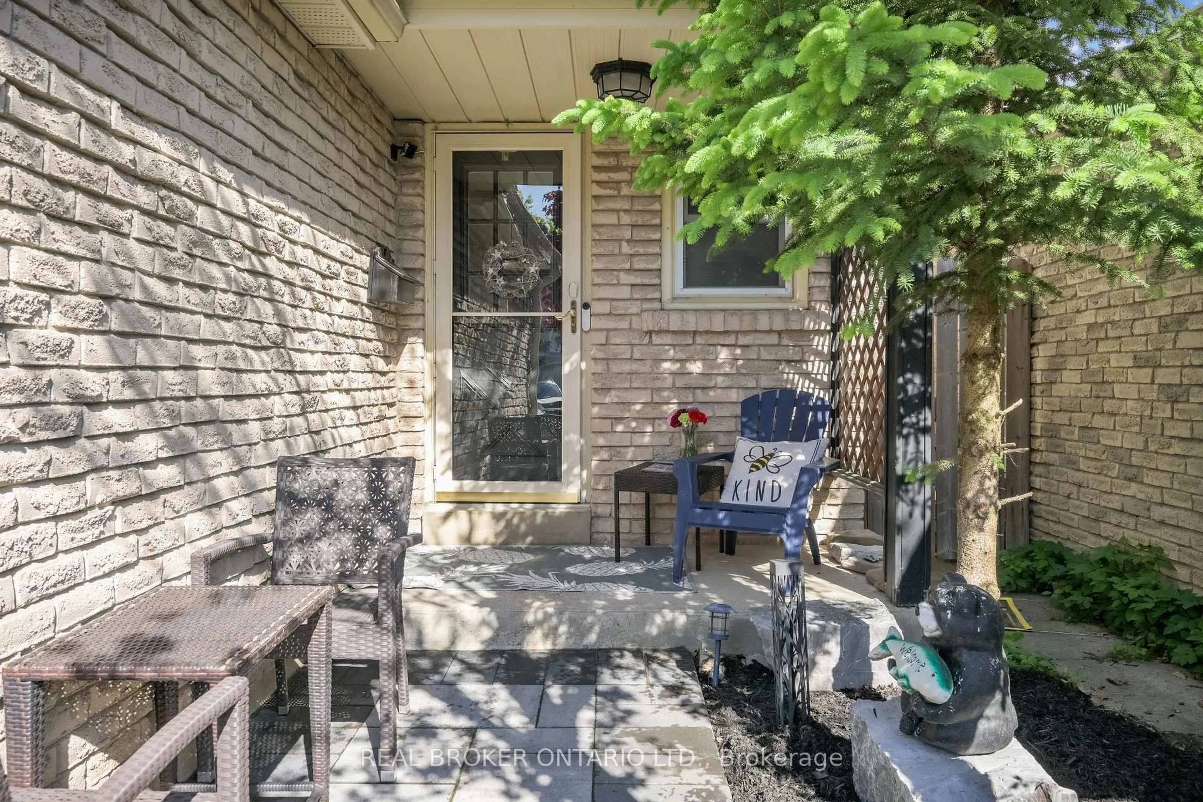 Patio, street for 2709 Romark Mews, Mississauga Ontario L5L 2Z4