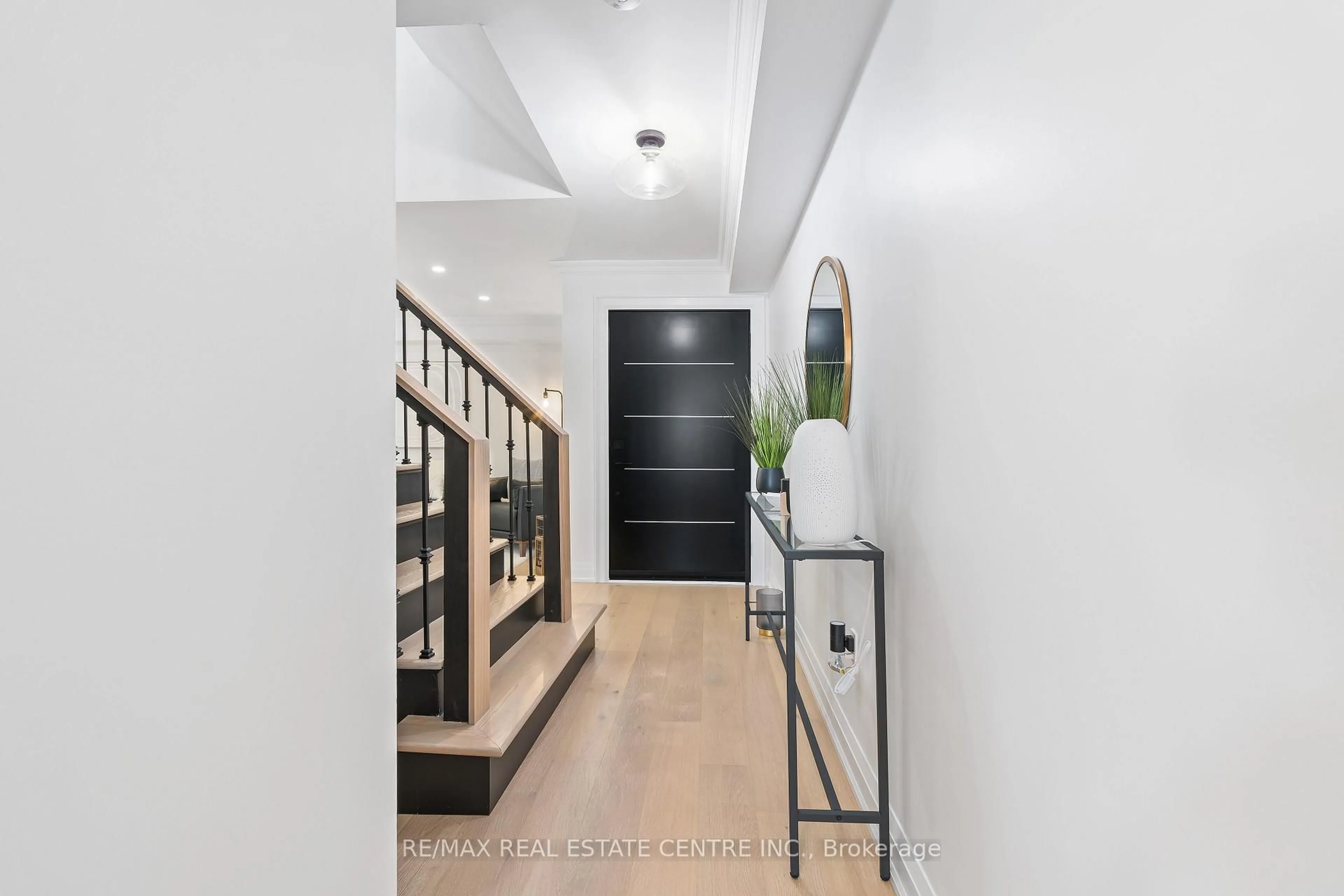 Indoor entryway for 66 Curry Cres, Halton Hills Ontario L7G 5T1