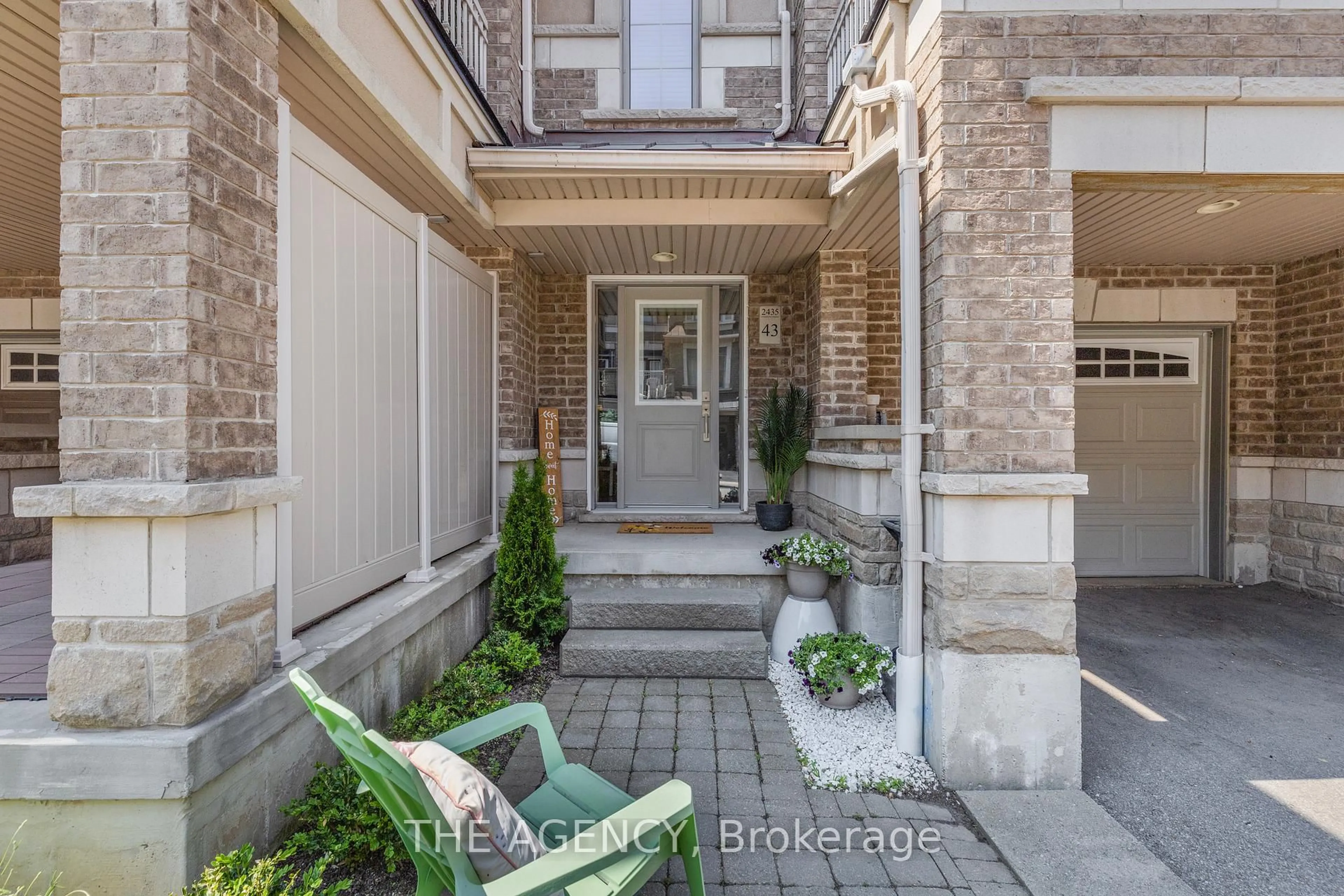 Indoor entryway for 2435 Greenwich Dr #43, Oakville Ontario L6M 0S4