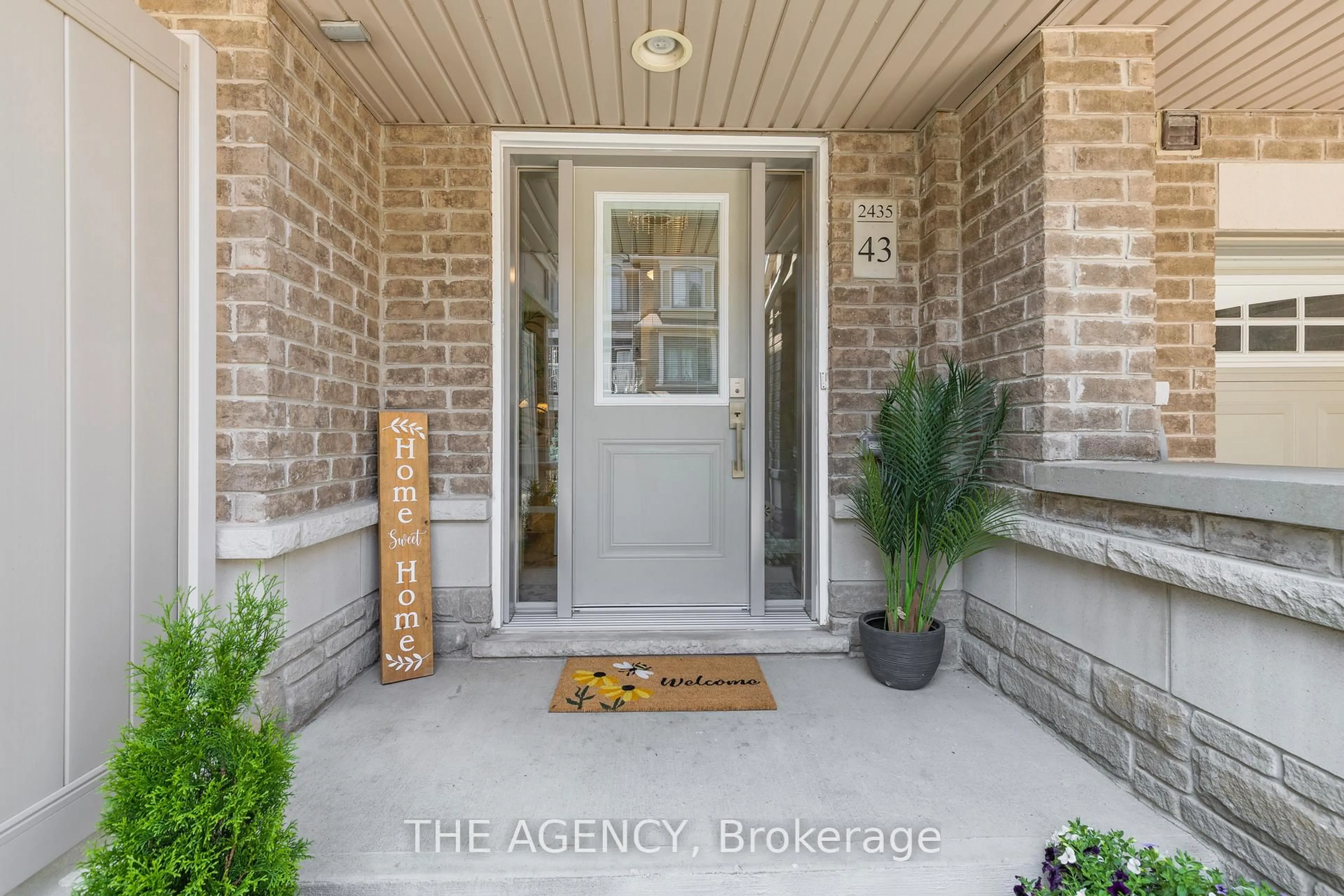 Indoor entryway for 2435 Greenwich Dr #43, Oakville Ontario L6M 0S4