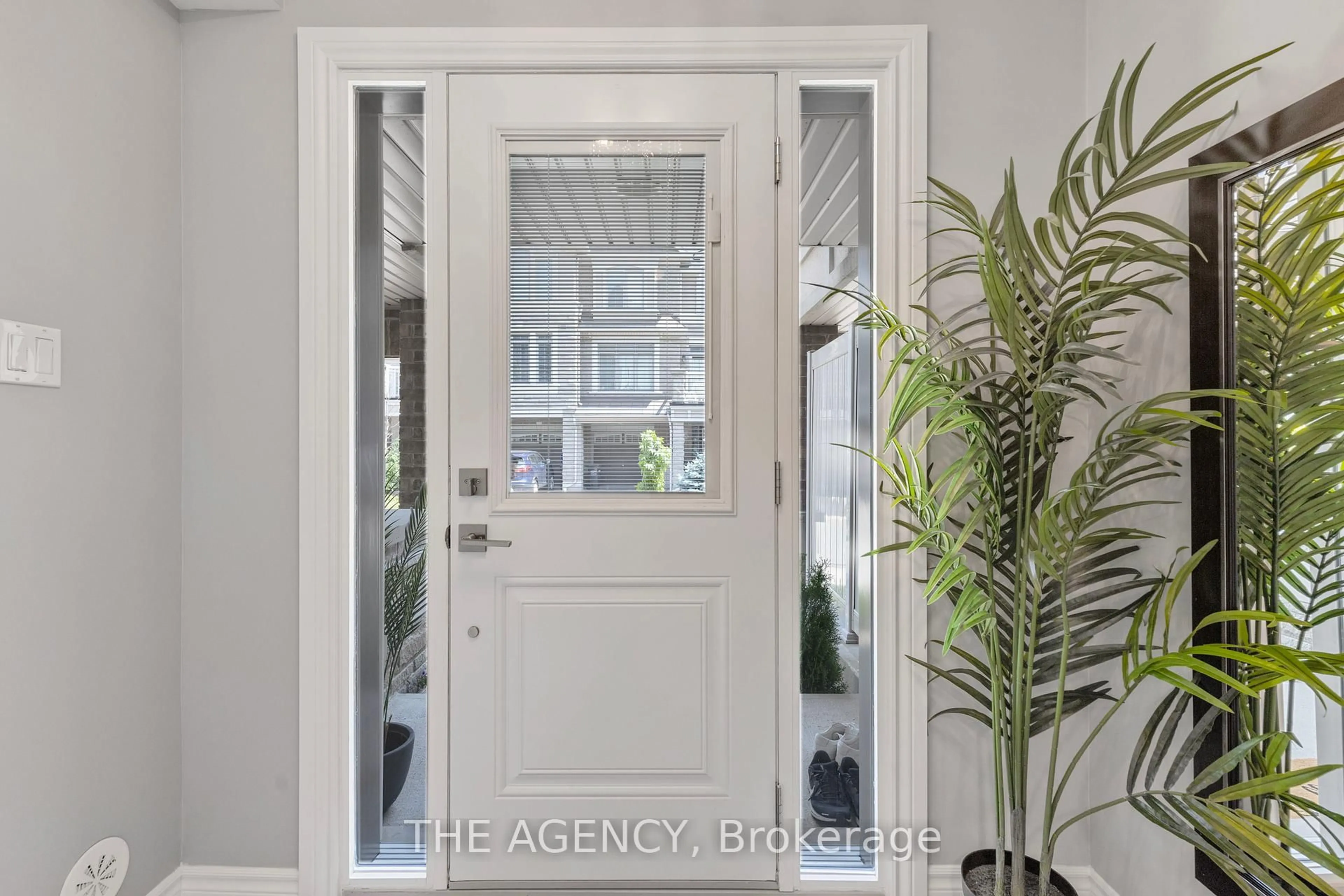 Indoor entryway for 2435 Greenwich Dr #43, Oakville Ontario L6M 0S4