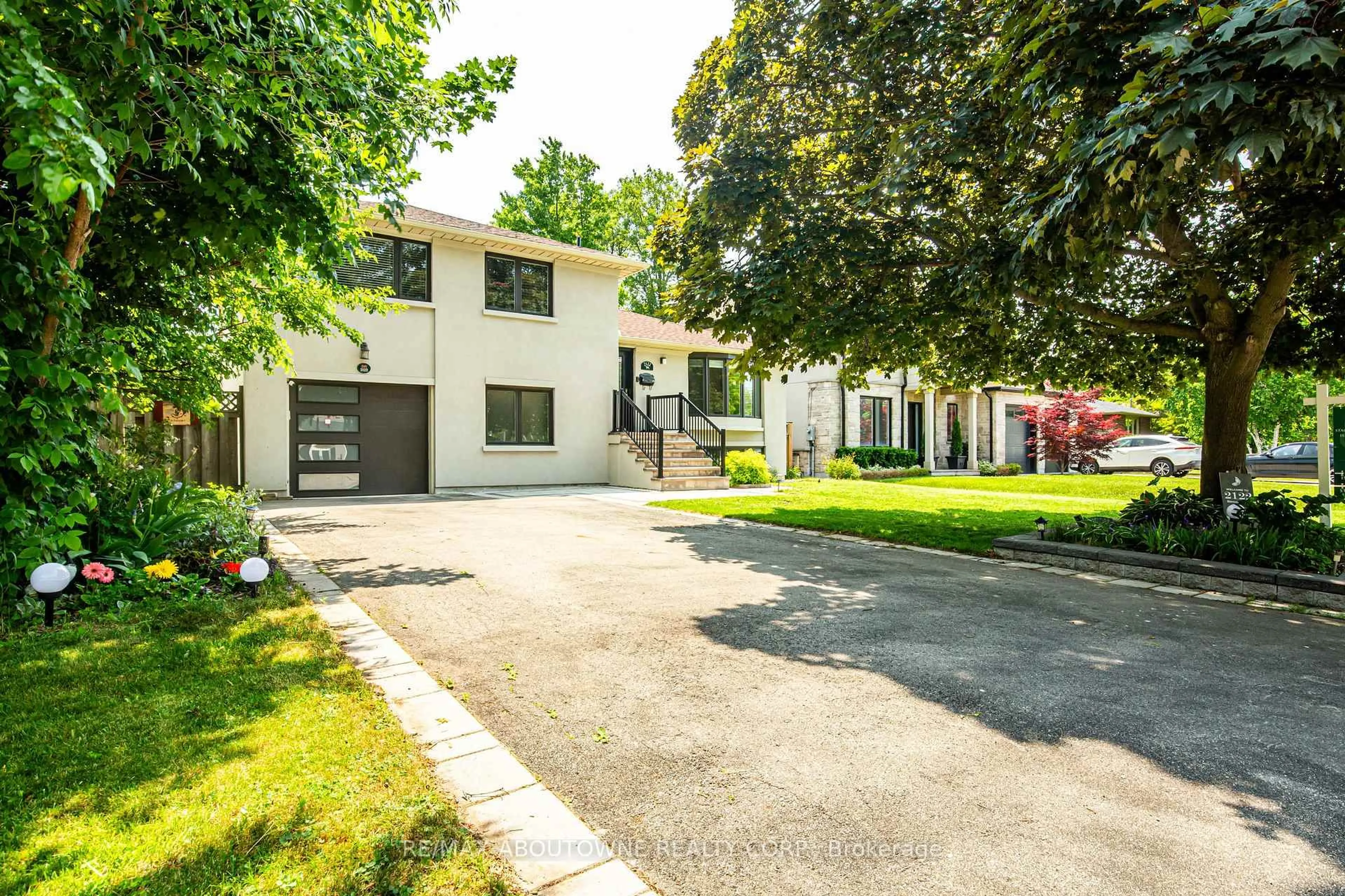 A pic from outside/outdoor area/front of a property/back of a property/a pic from drone, street for 2122 Bridge Rd, Oakville Ontario L6L 2G1