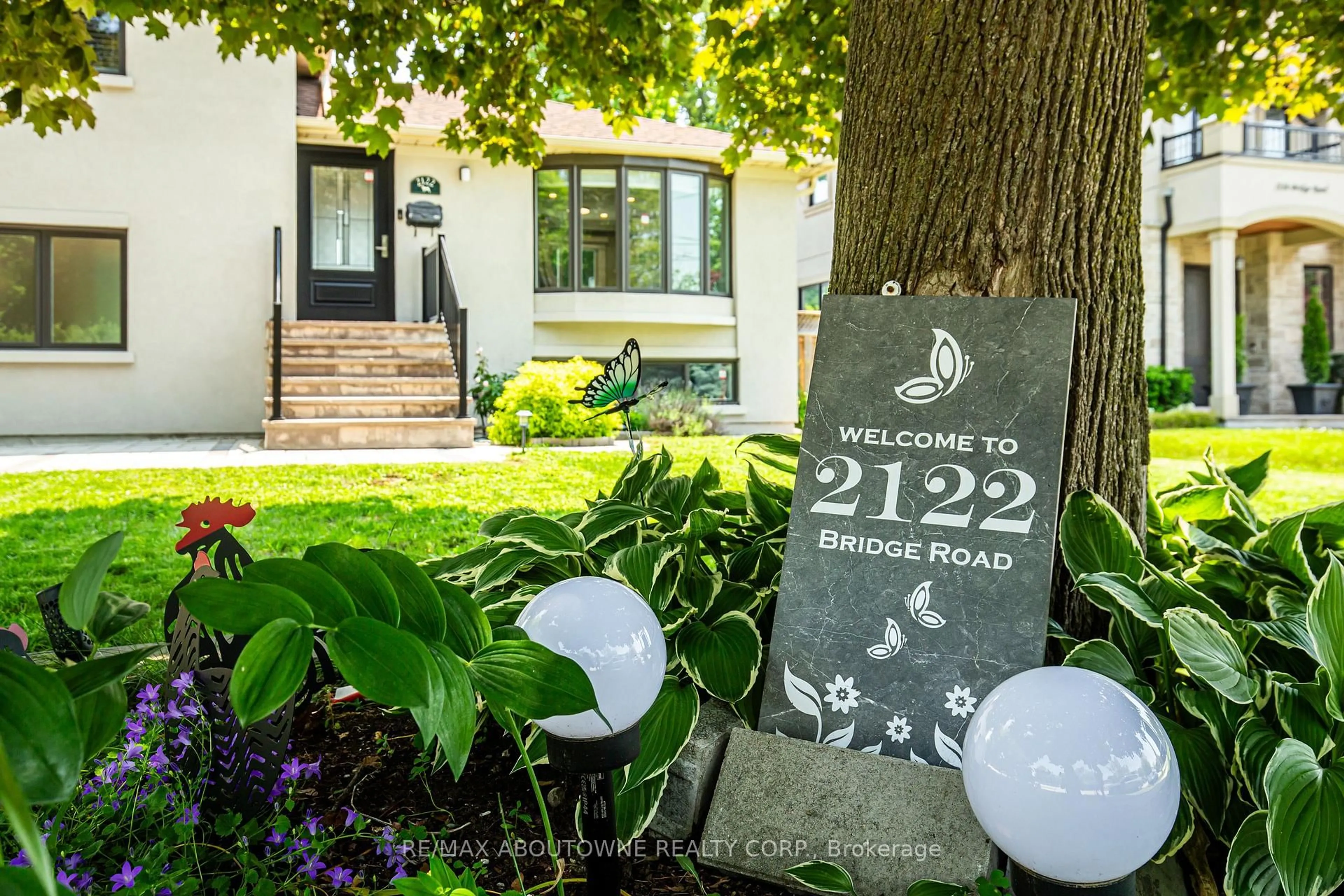 Indoor entryway for 2122 Bridge Rd, Oakville Ontario L6L 2G1