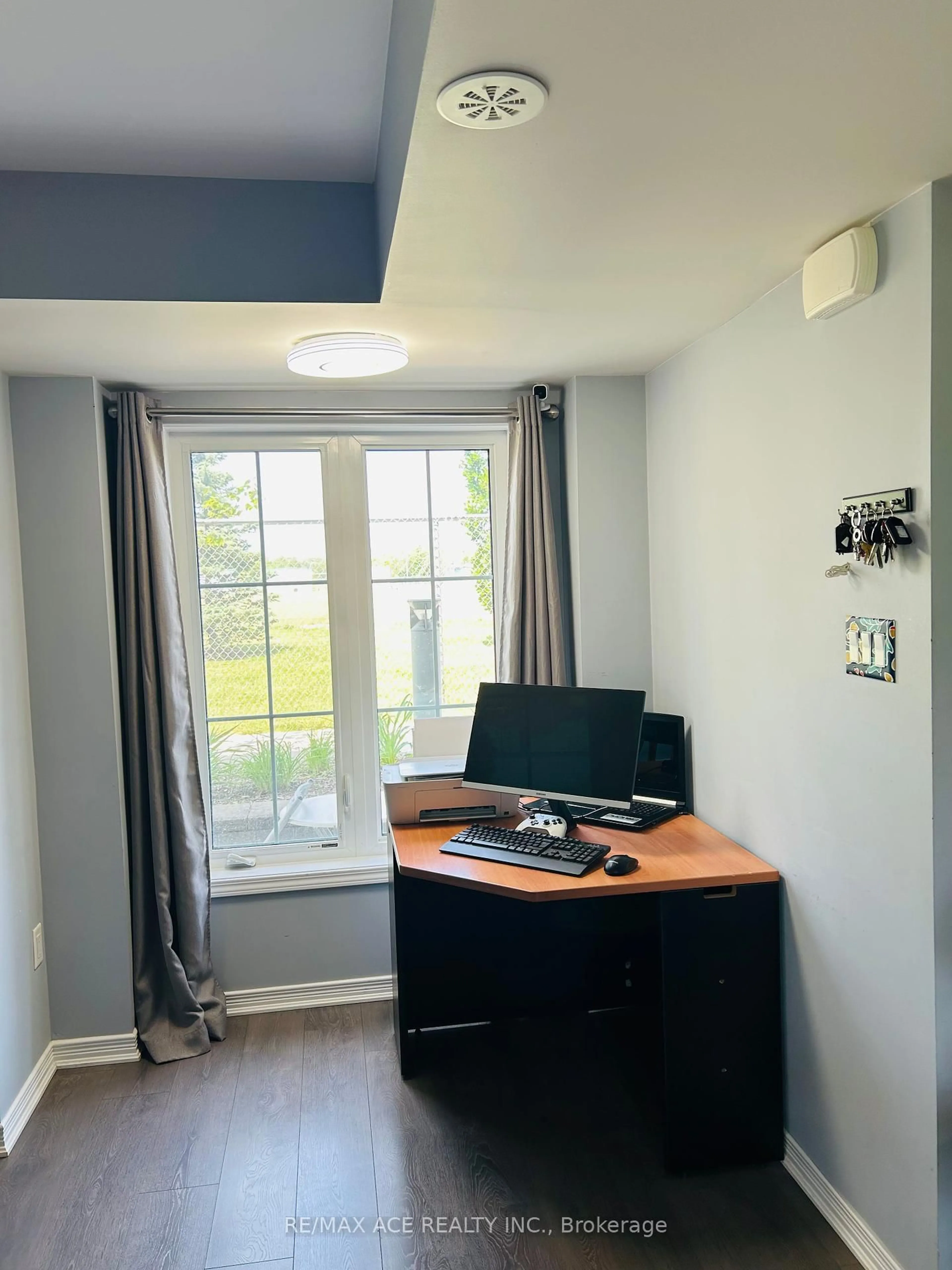 A pic of a room for 2441 Greenwich Dr #8, Oakville Ontario L6M 0S3