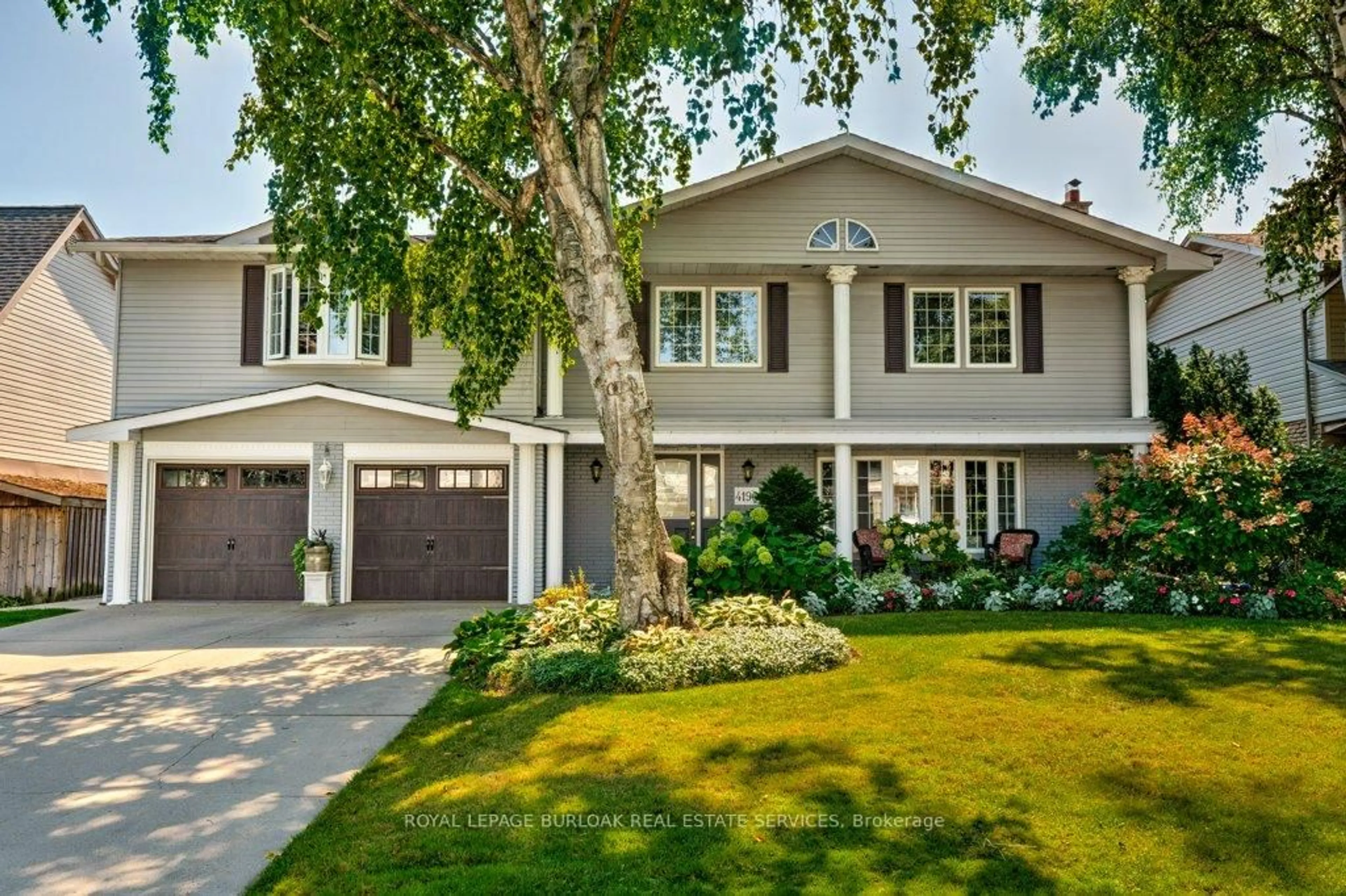 Home with vinyl exterior material, street for 4190 Corrine Crt, Burlington Ontario L7L 1J1
