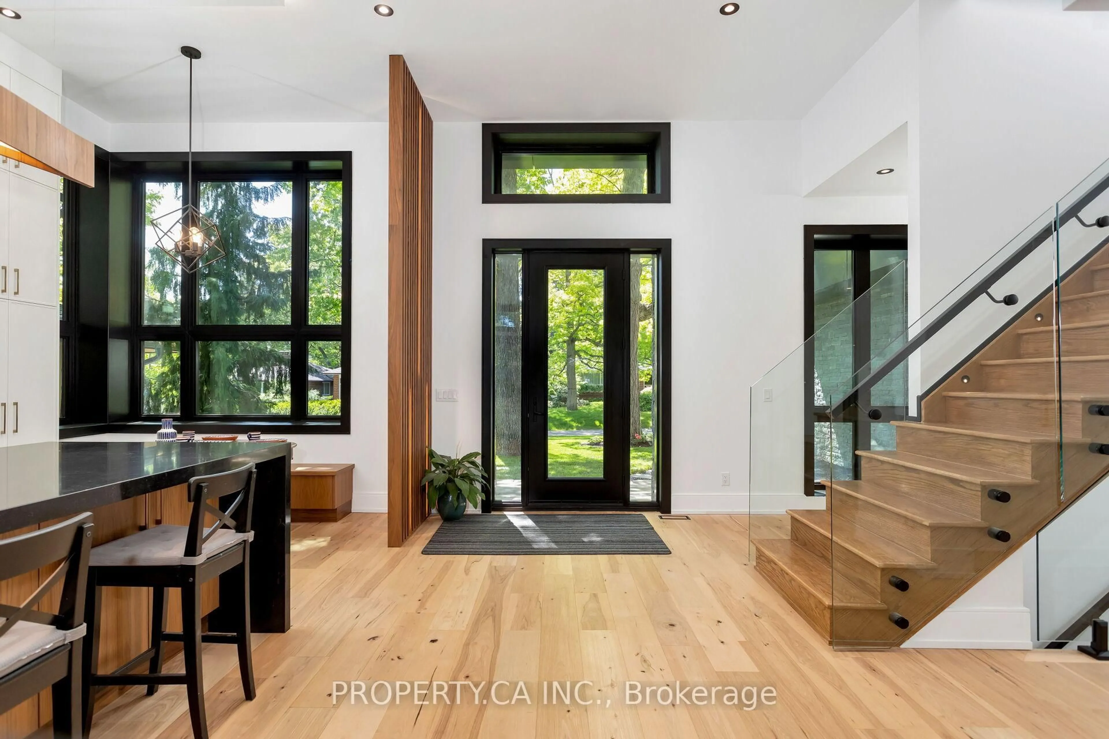 Indoor entryway for 58 Farningham Cres, Toronto Ontario M9B 3B6