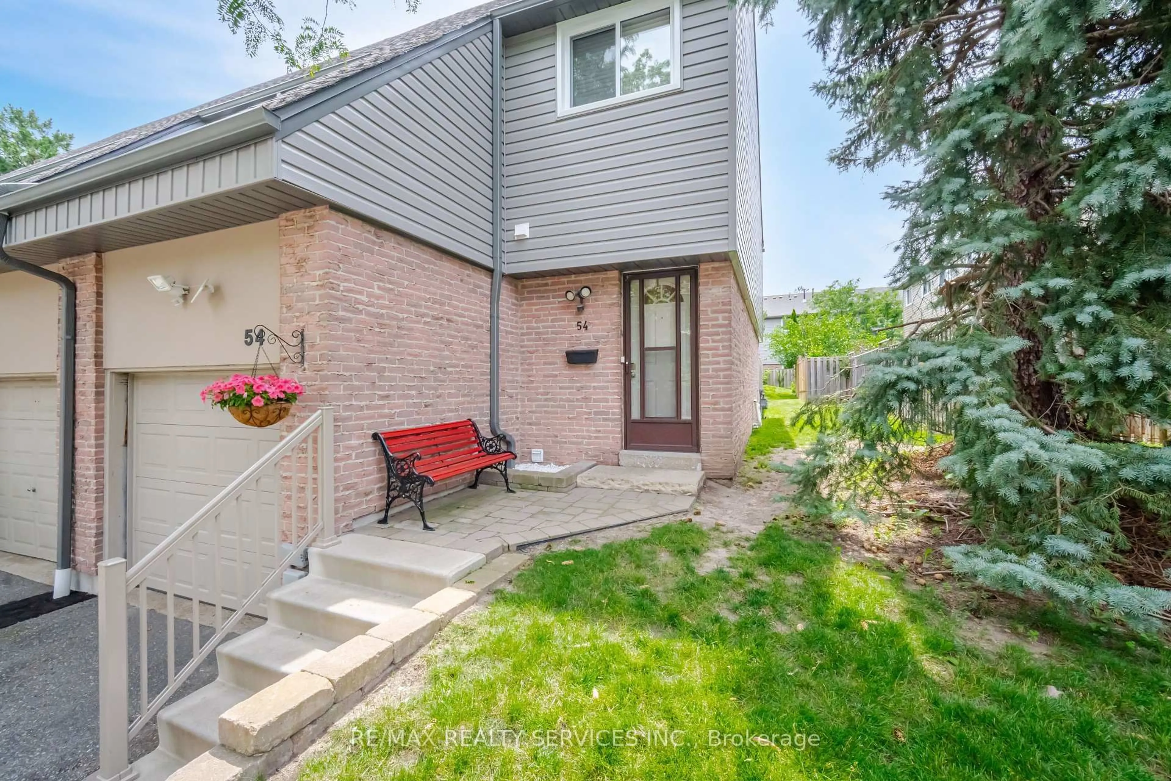 Patio, street for 54 Tara Park Cres, Brampton Ontario L6V 3E3