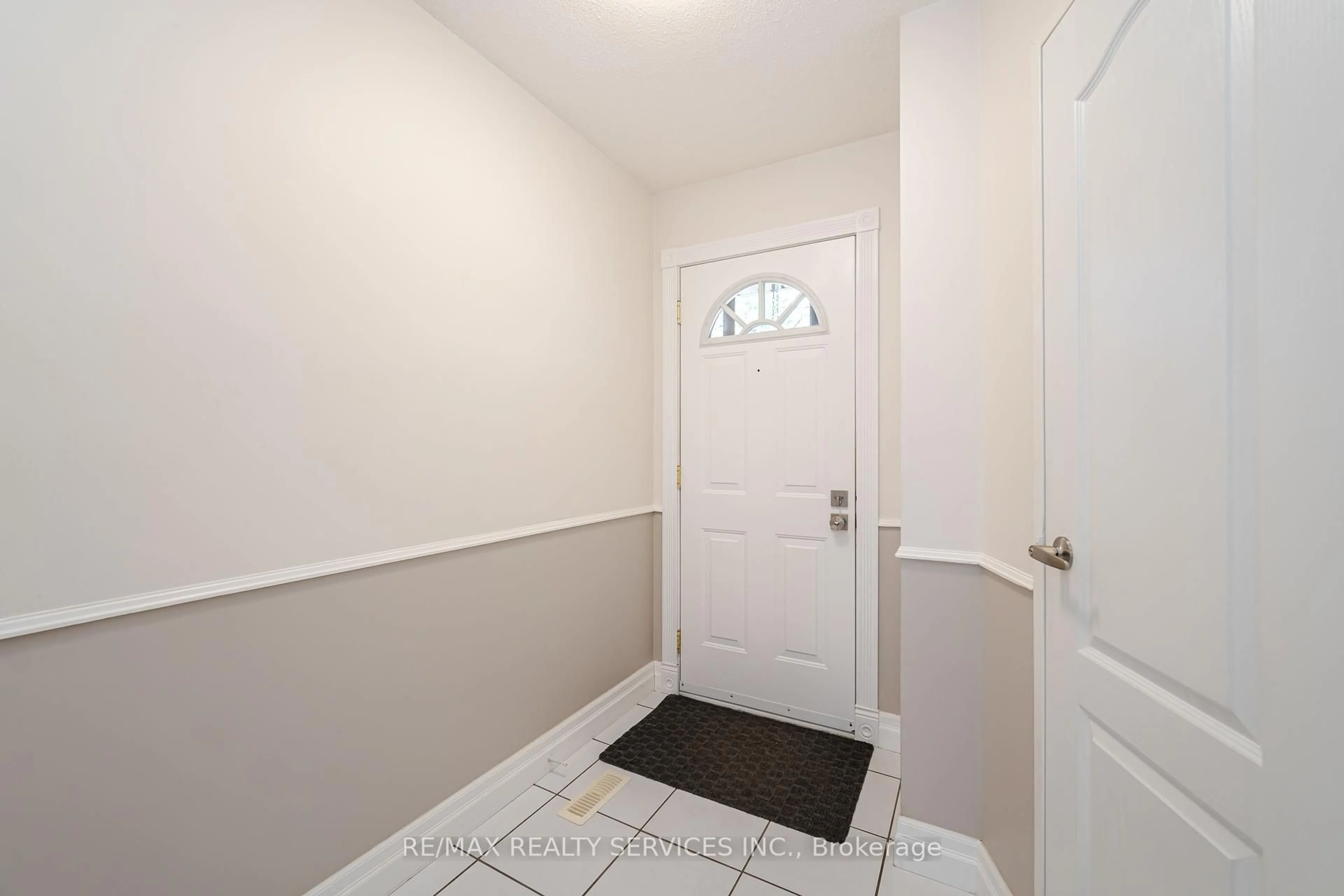 Indoor entryway for 54 Tara Park Cres, Brampton Ontario L6V 3E3