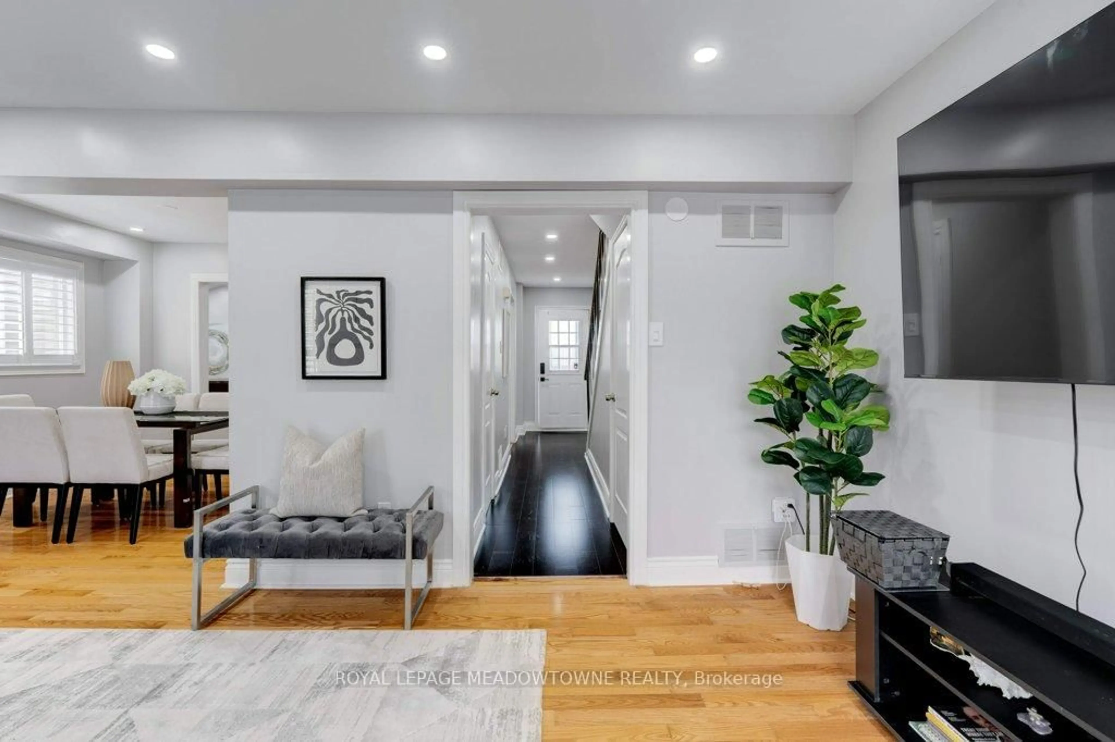 Indoor entryway for 336 Queen St #10, Mississauga Ontario L5M 1M2