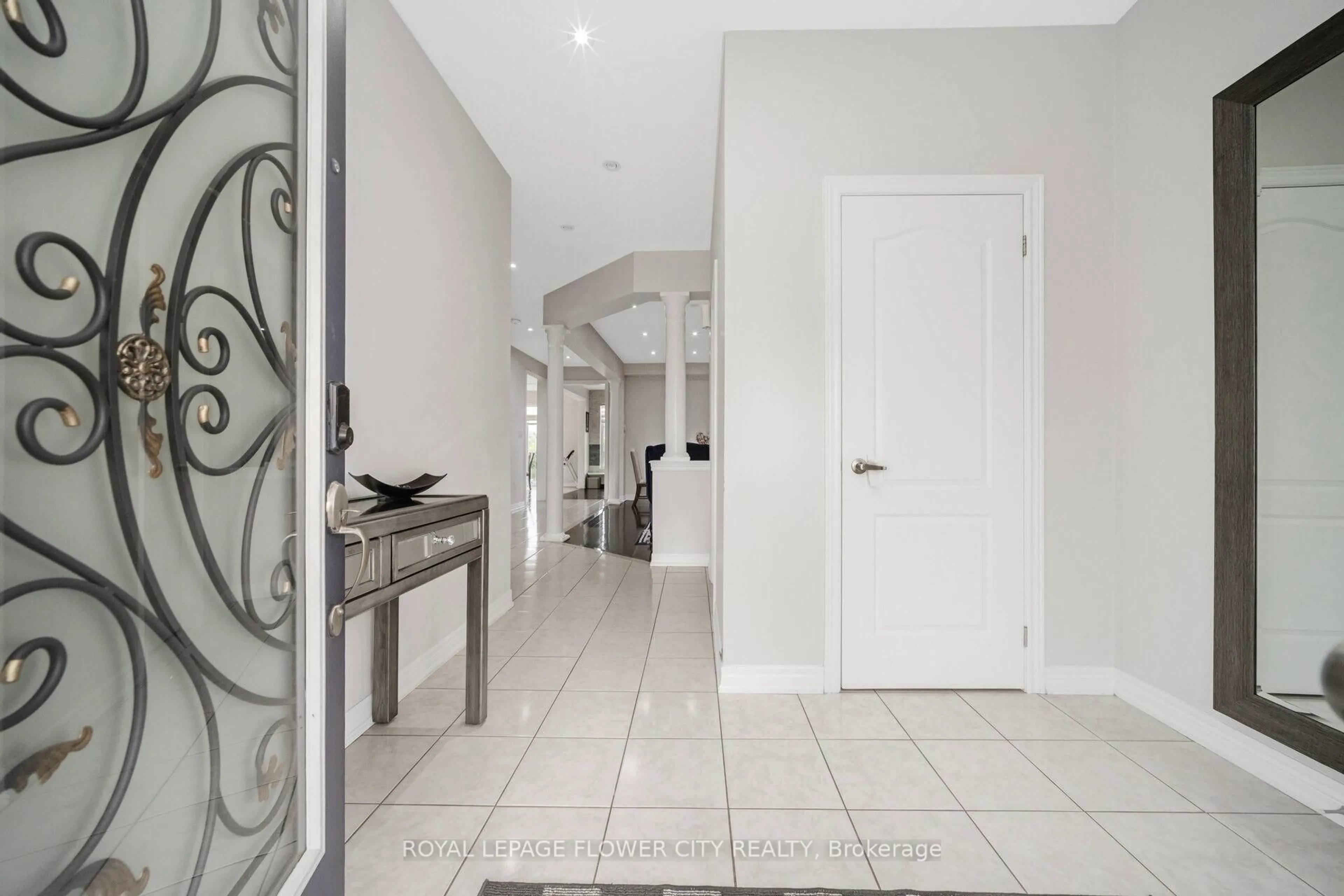 Indoor foyer for 21 Relton Circ, Brampton Ontario L6P 1B6