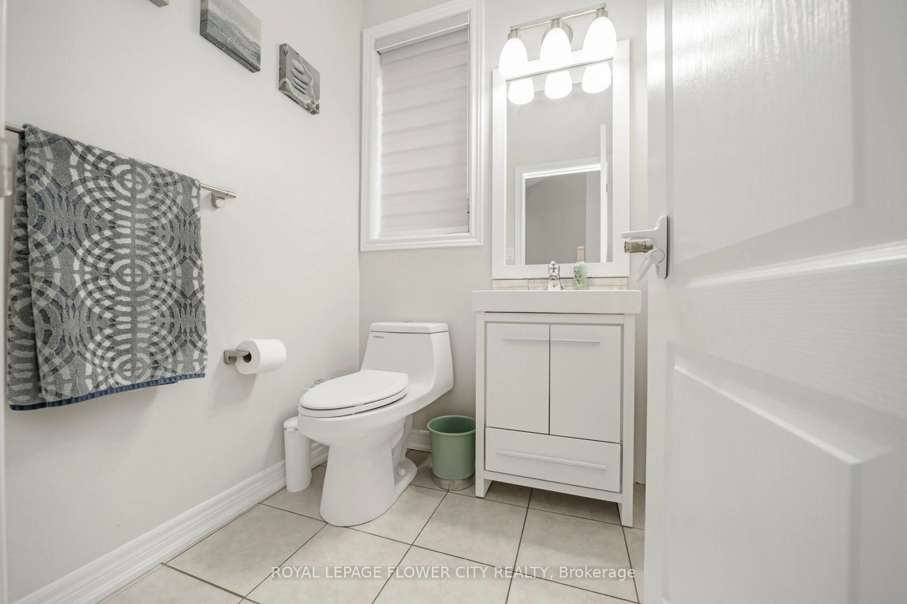 Standard bathroom, ceramic/tile floor for 21 Relton Circ, Brampton Ontario L6P 1B6
