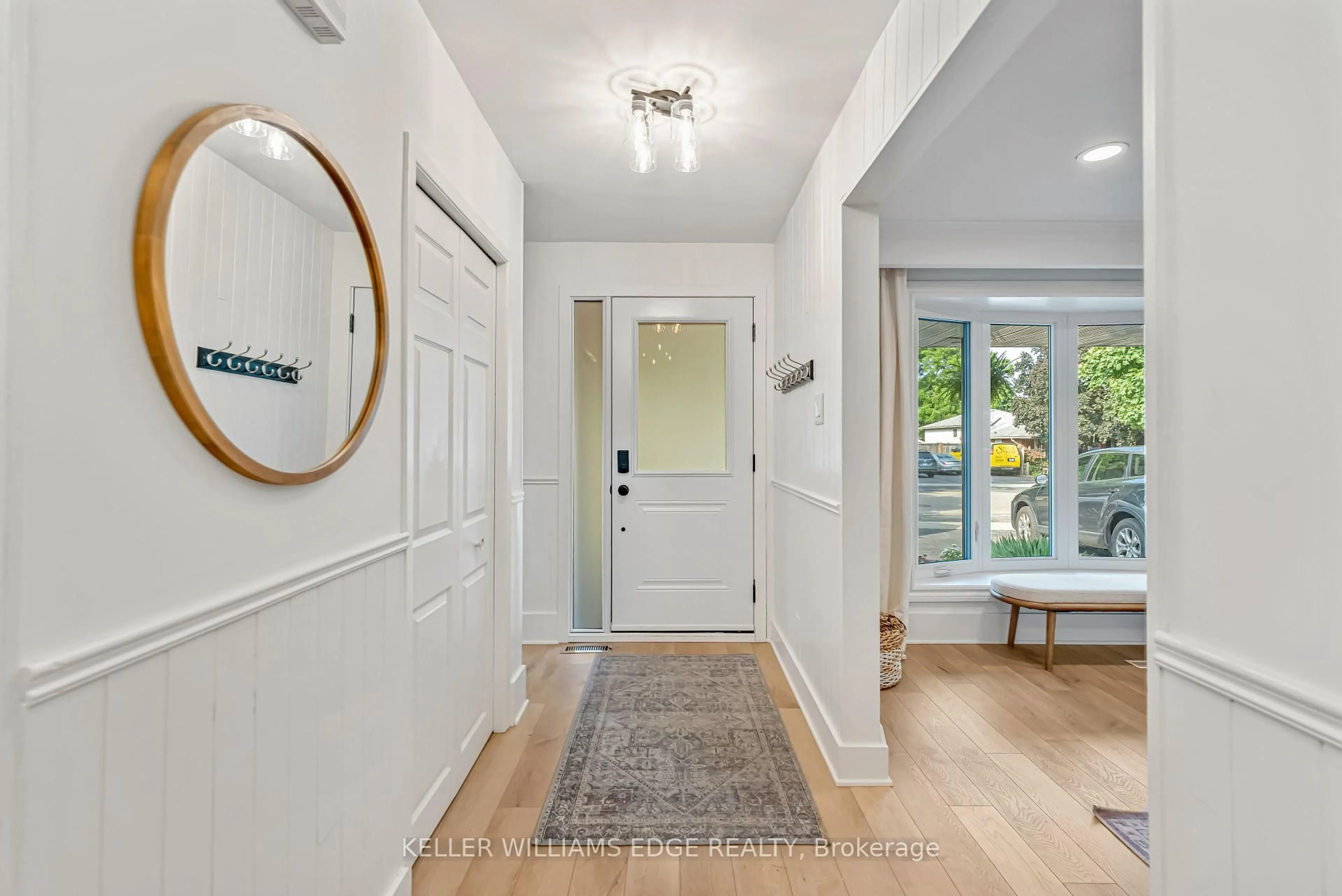 Indoor entryway for 366 Melores Dr, Burlington Ontario L7L 4T8