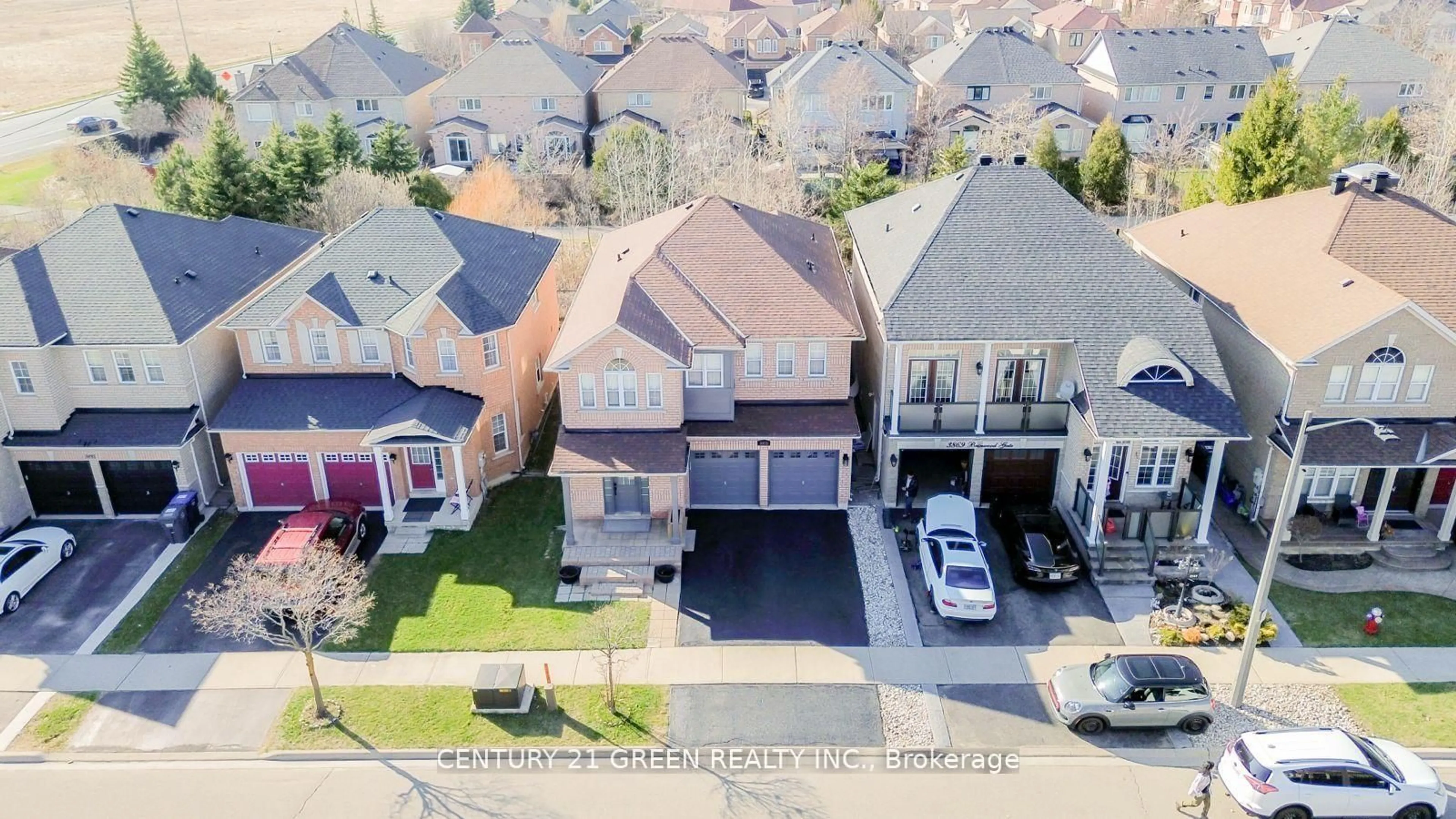 A pic from outside/outdoor area/front of a property/back of a property/a pic from drone, street for 3873 Brinwood Gate, Mississauga Ontario L5M 7H3