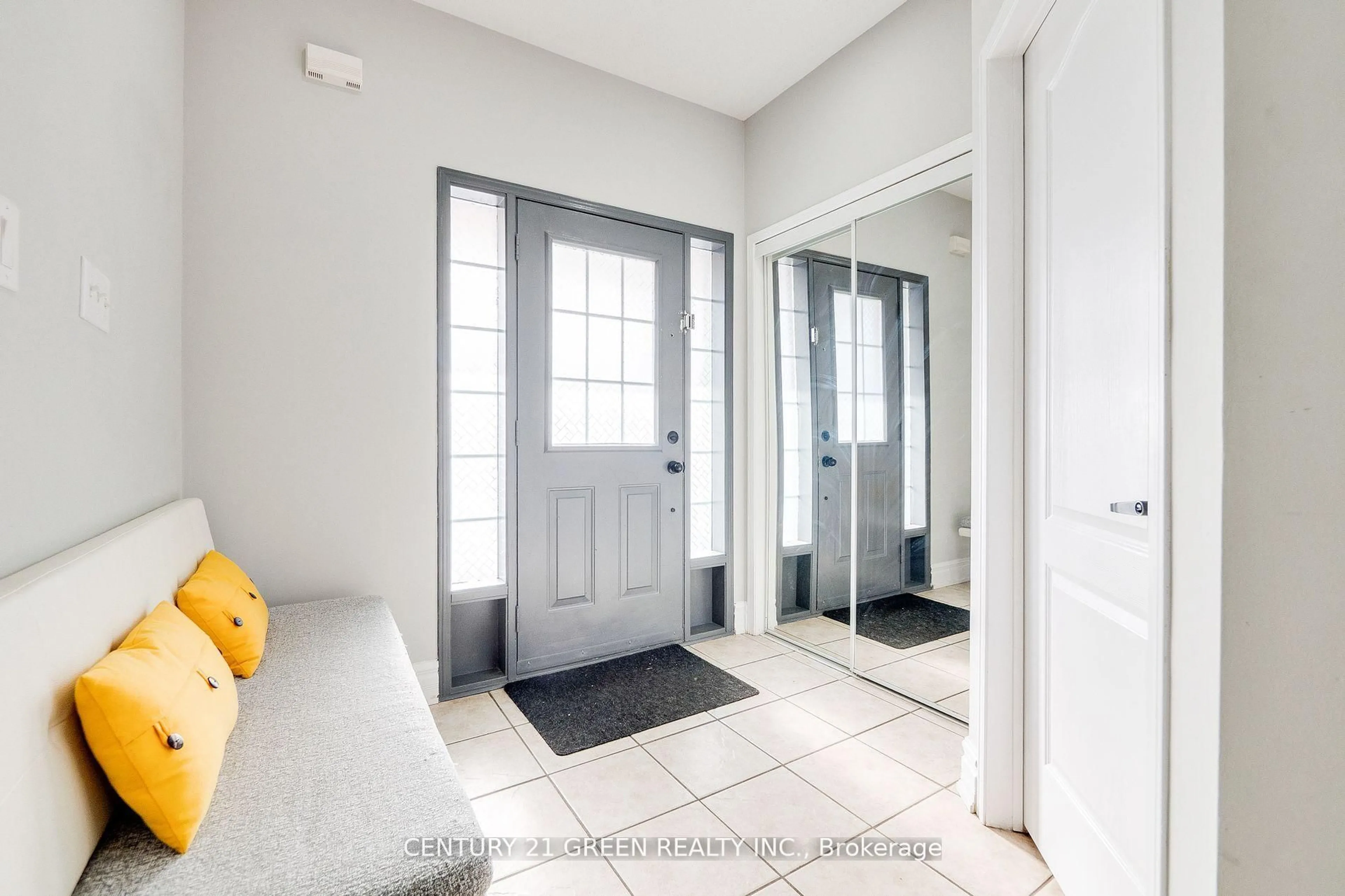 Indoor entryway for 3873 Brinwood Gate, Mississauga Ontario L5M 7H3