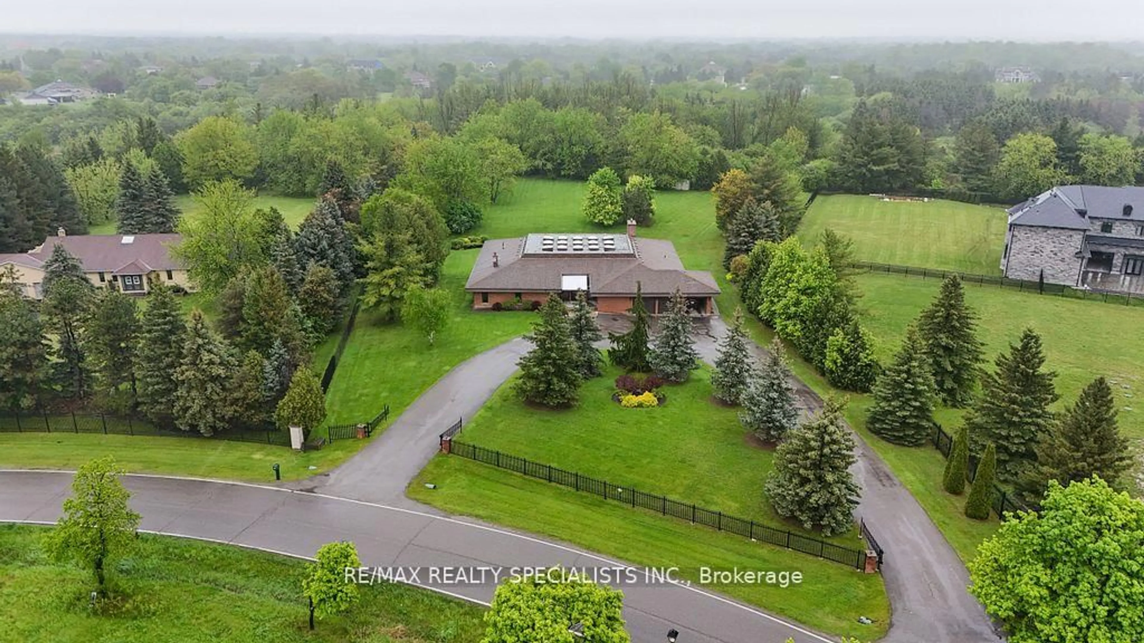 A pic from outside/outdoor area/front of a property/back of a property/a pic from drone, mountain view for 24 Rosegarden Dr, Brampton Ontario L6P 0E6