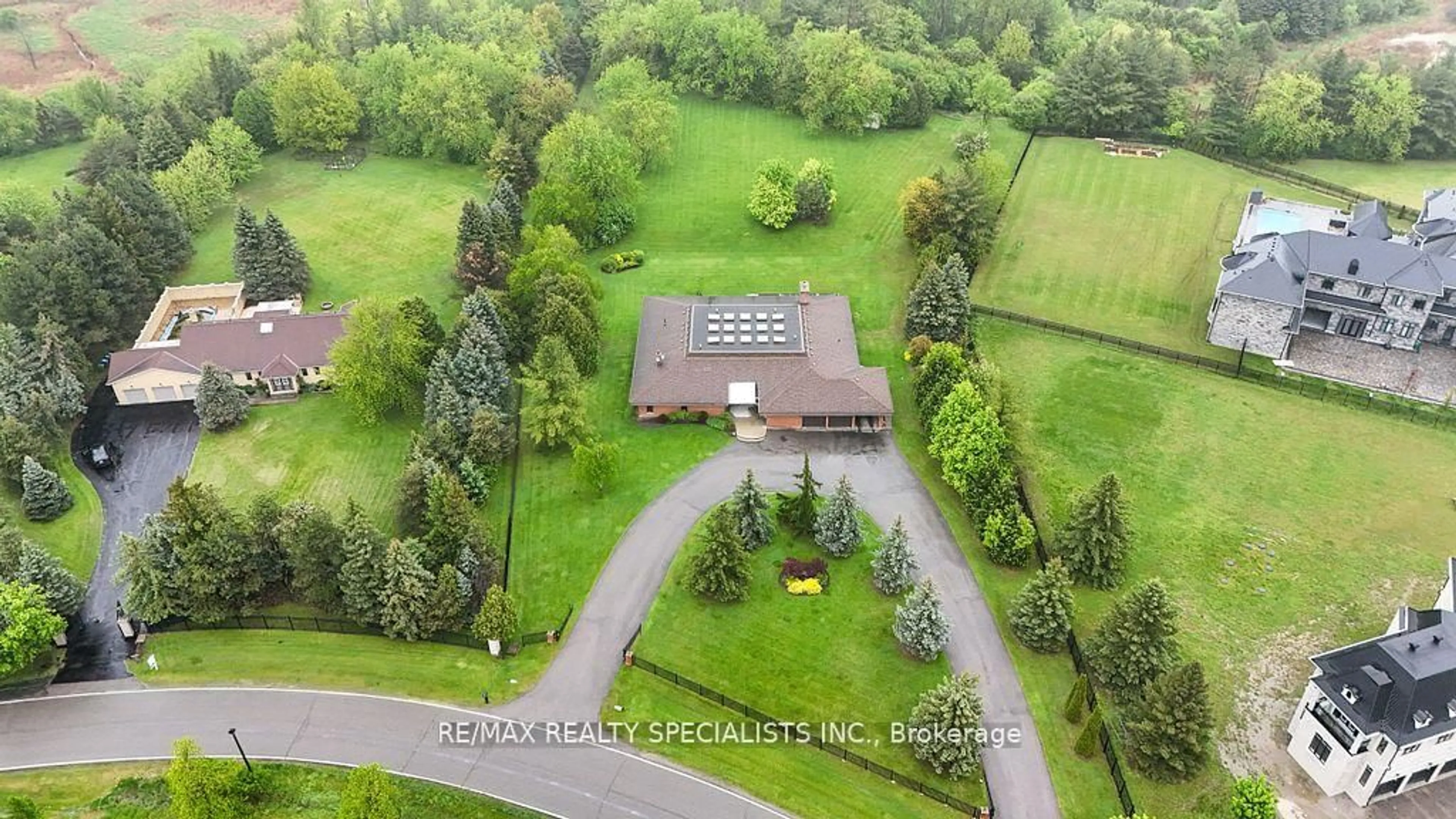 A pic from outside/outdoor area/front of a property/back of a property/a pic from drone, unknown for 24 Rosegarden Dr, Brampton Ontario L6P 0E6