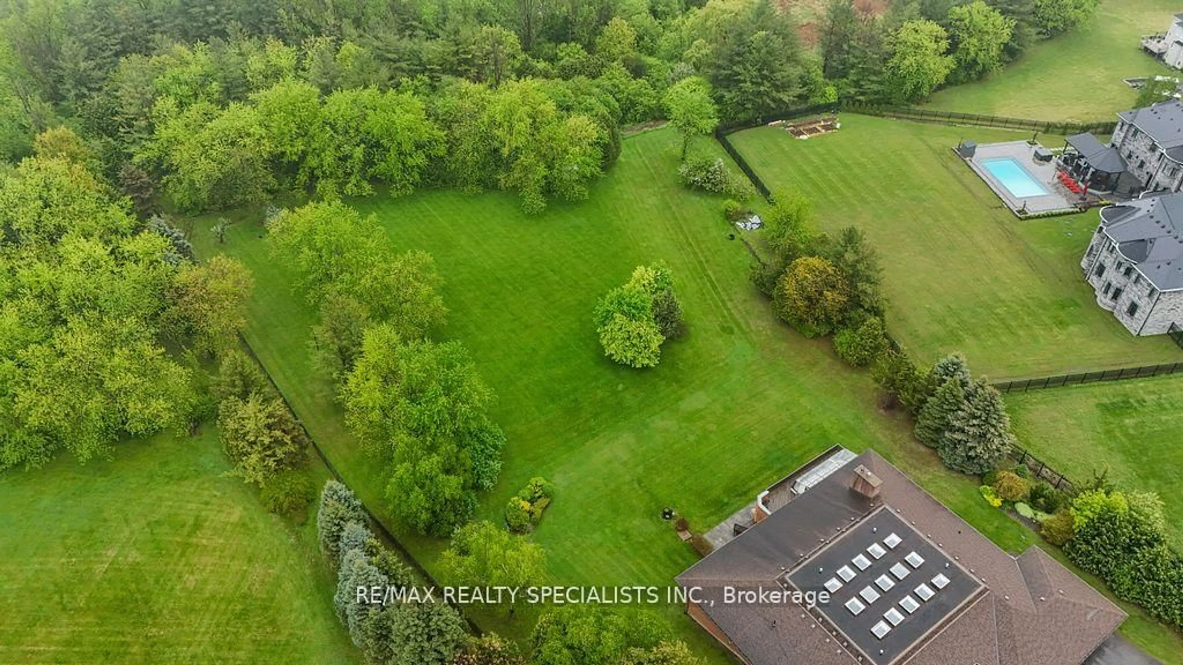 A pic from outside/outdoor area/front of a property/back of a property/a pic from drone, unknown for 24 Rosegarden Dr, Brampton Ontario L6P 0E6