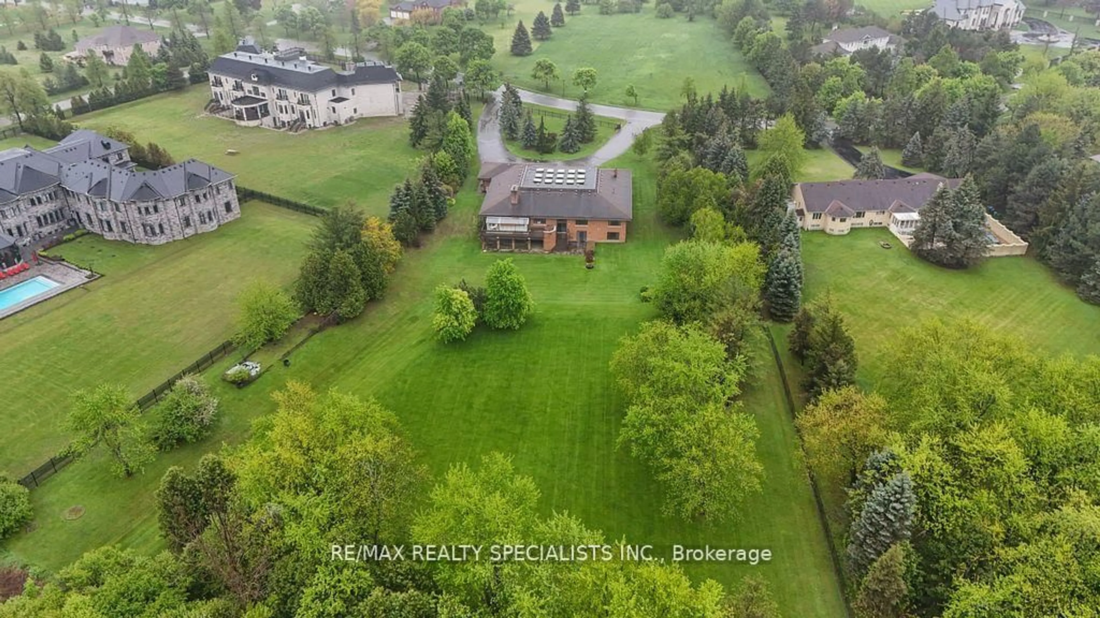 A pic from outside/outdoor area/front of a property/back of a property/a pic from drone, mountain view for 24 Rosegarden Dr, Brampton Ontario L6P 0E6